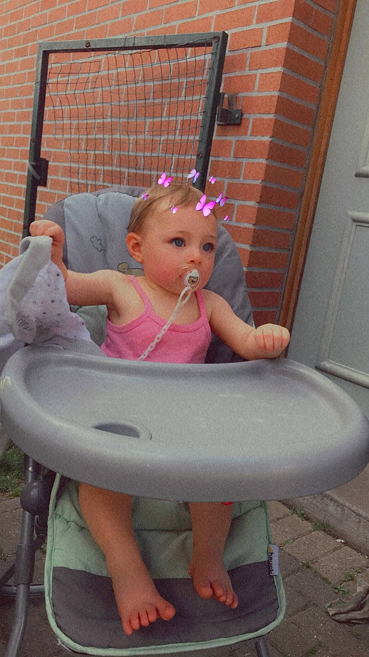 Shaïna a rejoint le concours — aidez-le/la à gagner de superbes lots ! baby, baby_products, baby_toddler_clothing, child, comfort, door, facial_expression, fun, hairstyle, human_leg, lap, leisure, magenta, mouth, person, pink, purple, sitting, skin, thigh