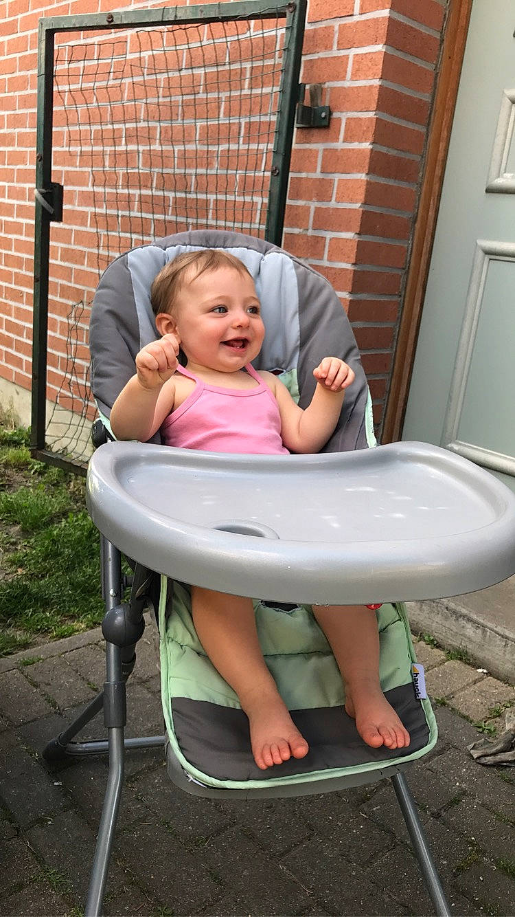 Shaïna a rejoint le concours — aidez-le/la à gagner de superbes lots ! beauty, chair, child, comfort, door, face, fun, grass, happy, human_leg, lap, leisure, magenta, outdoor_furniture, people, person, pink, sitting, smile, summer
