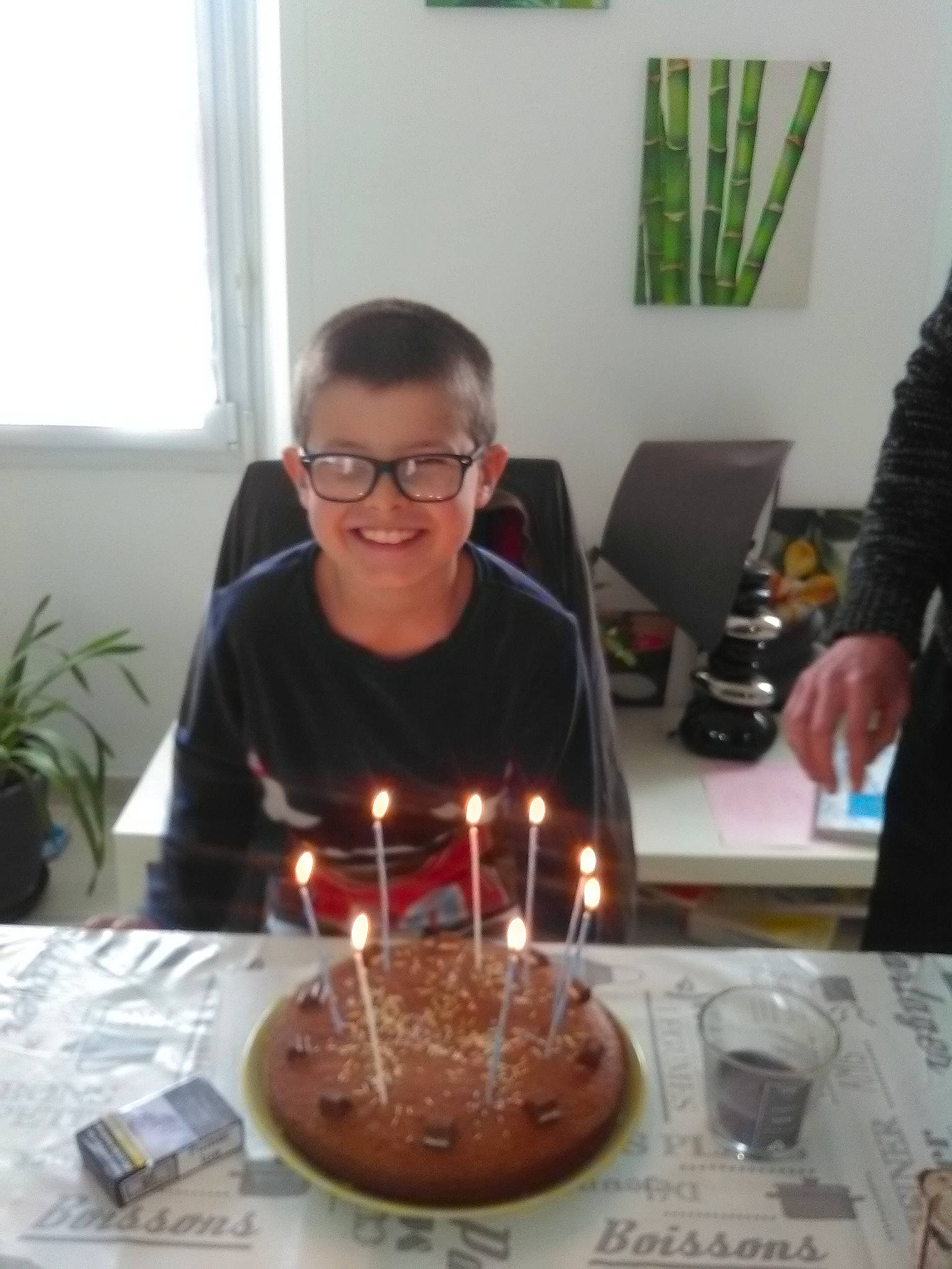 Baptiste a rejoint le concours — aidez-le/la à gagner de superbes lots ! baked_goods, baking, birthday, birthday_cake, cake, cake_decorating, candle, chocolate_cake, cuisine, dessert, food, icing, joy, party, person, sachertorte, torte