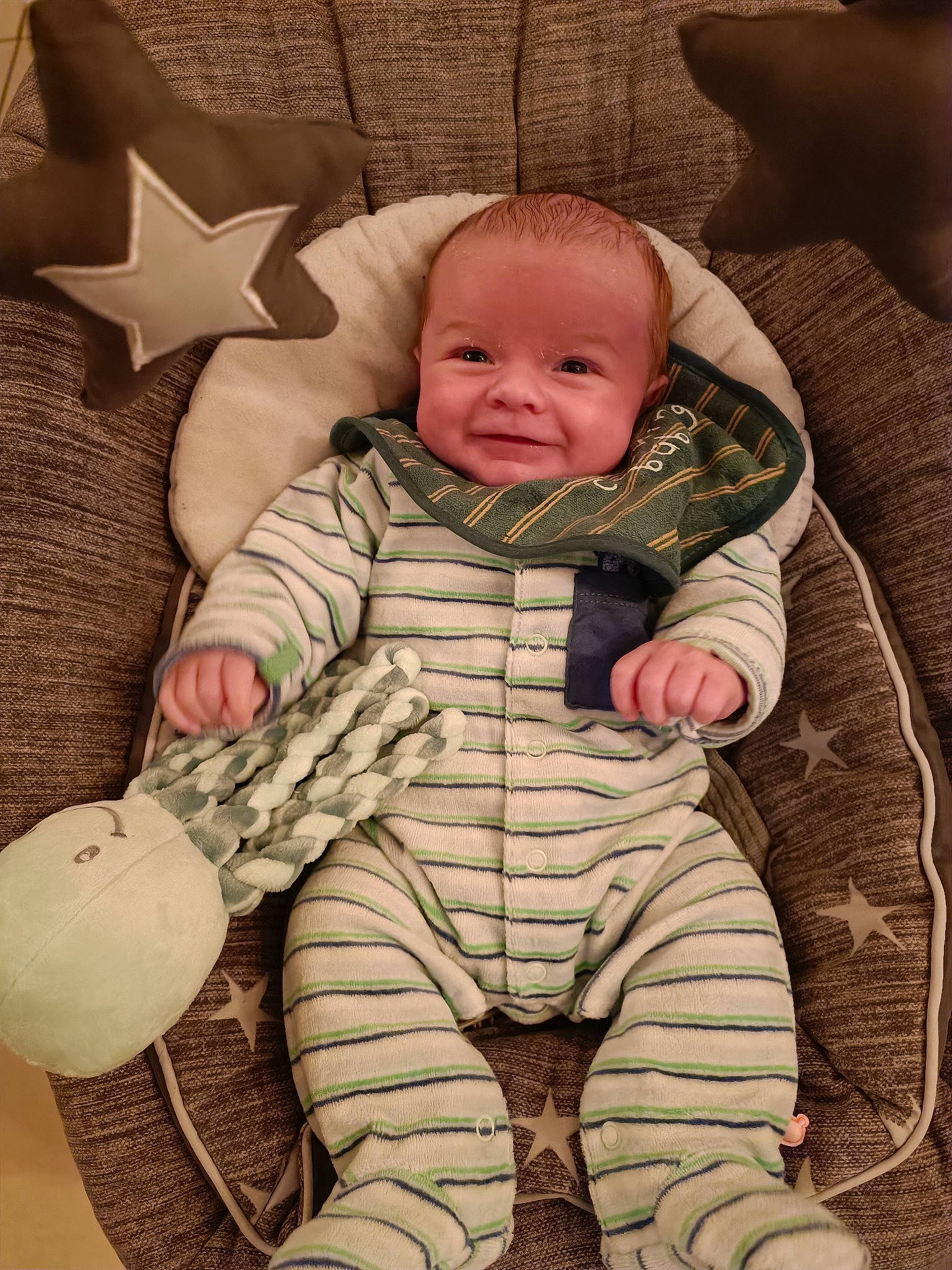 Timéo a rejoint le concours — aidez-le/la à gagner de superbes lots ! baby, baby_toddler_clothing, cheek, child, comfort, eye, grass, happy, head, headgear, joy, linens, mammal, pattern, person, sitting, skin, sleeve, smile, textile