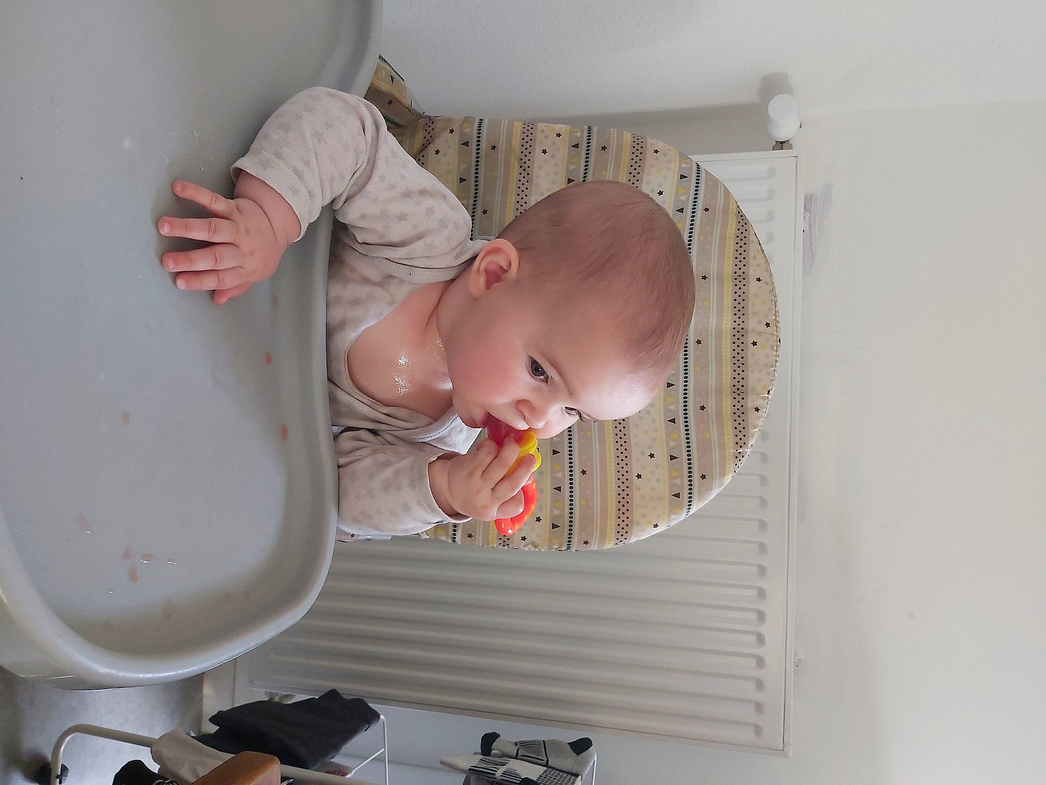 Maïwen a rejoint le concours — aidez-le/la à gagner de superbes lots ! baby, baby_products, baby_safety, baby_toddler_clothing, baby_toys, child, comfort, flooring, person, product, room, sleeve, toddler