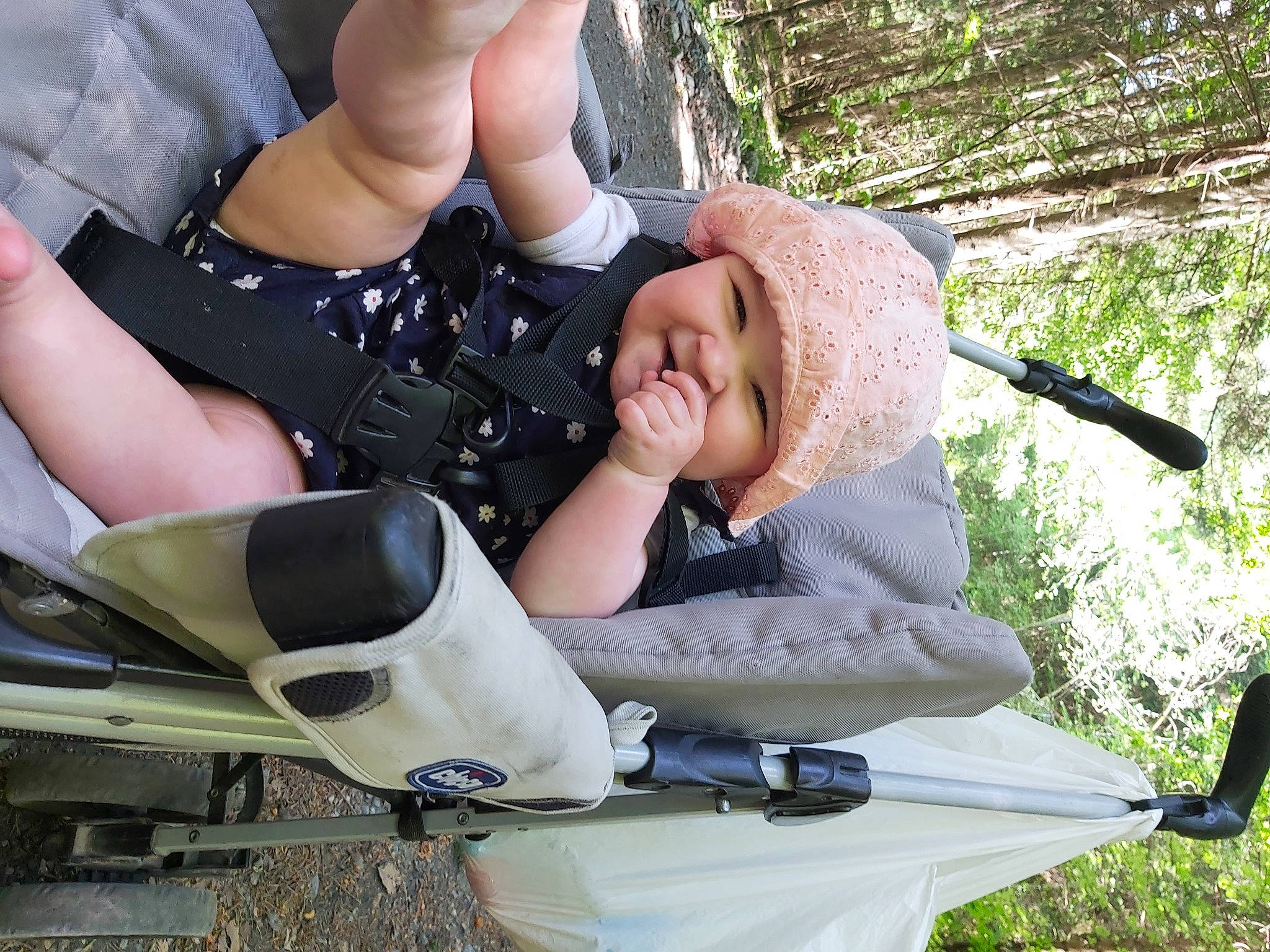 Maïwen participe au concours pour gagner de l'argent avec cette photo : baby_carriage, eyewear, finger, foot, gesture, grass, headwear, human_leg, joint, knee, leg, nail, people_in_nature, person, personal_protective_equipment, plant, recreation, street_fashion, thigh, thumb
