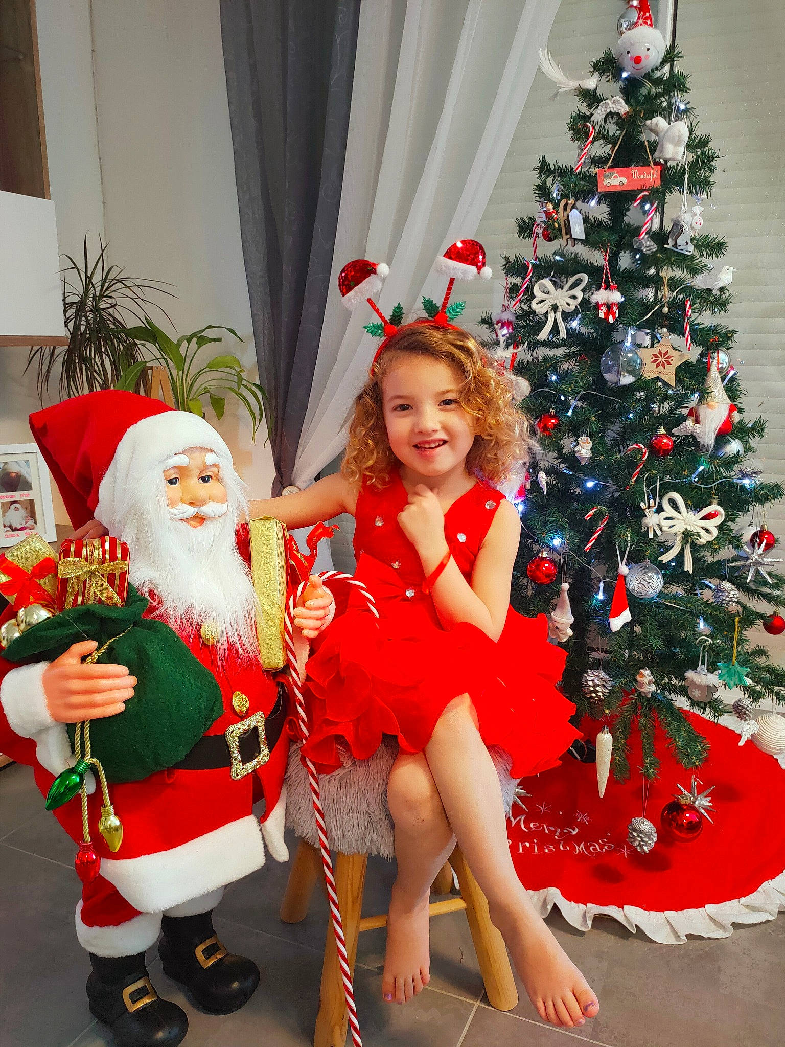 Shanna participe au concours pour gagner de l'argent avec cette photo : beard, christmas, christmas_decoration, christmas_eve, christmas_ornament, christmas_tree, curtain, event, happy, hat, holiday, holiday_ornament, joy, lap, person, plant, red, santa_claus, shoe, smile