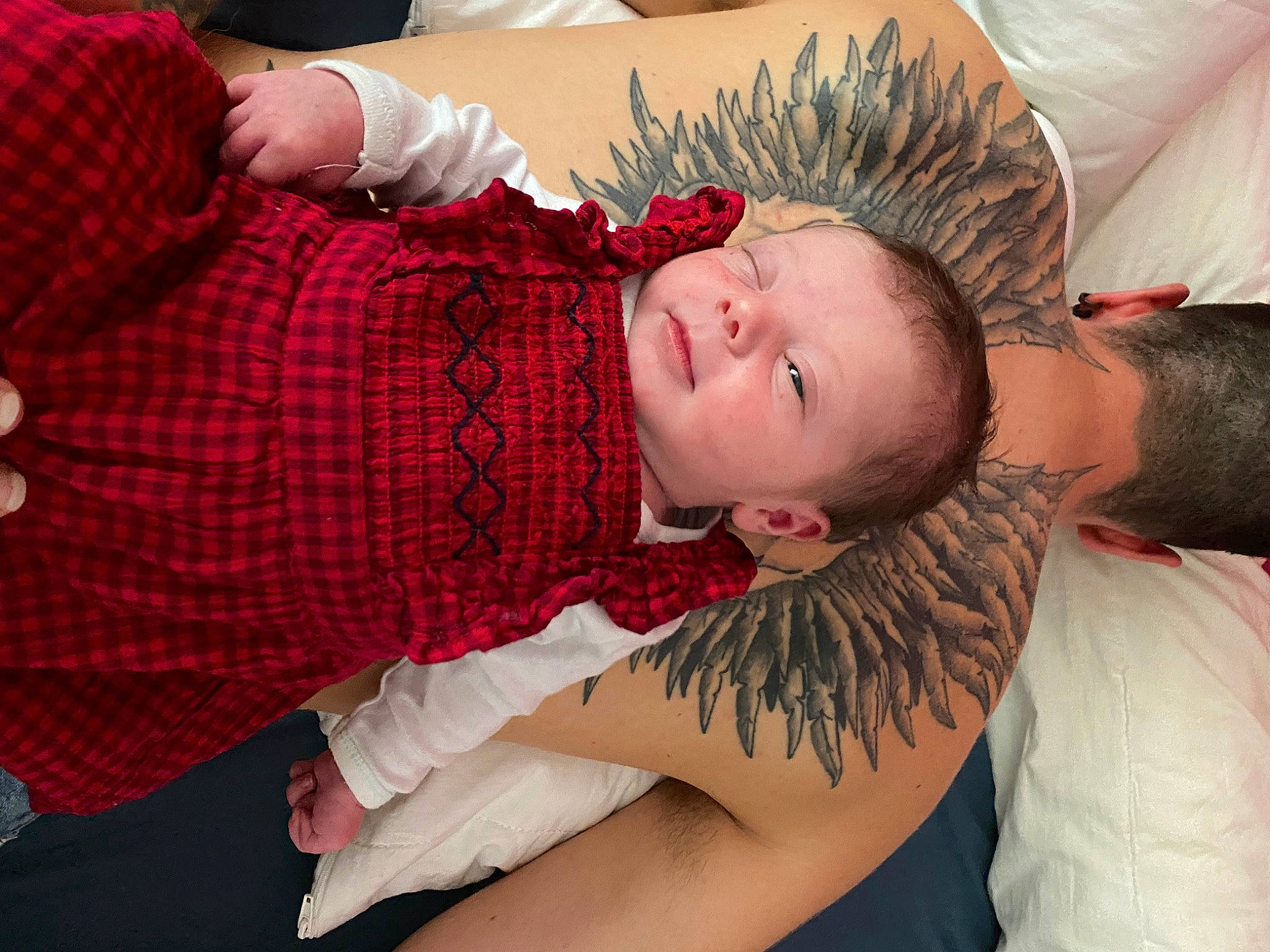 Lia participe au concours pour gagner de l'argent avec cette photo : abdomen, arm, chest, comfort, elbow, flash_photography, happy, human_body, joint, long_hair, neck, pattern, person, shoulder, skin, smile, tartan, tattoo, textile, thigh