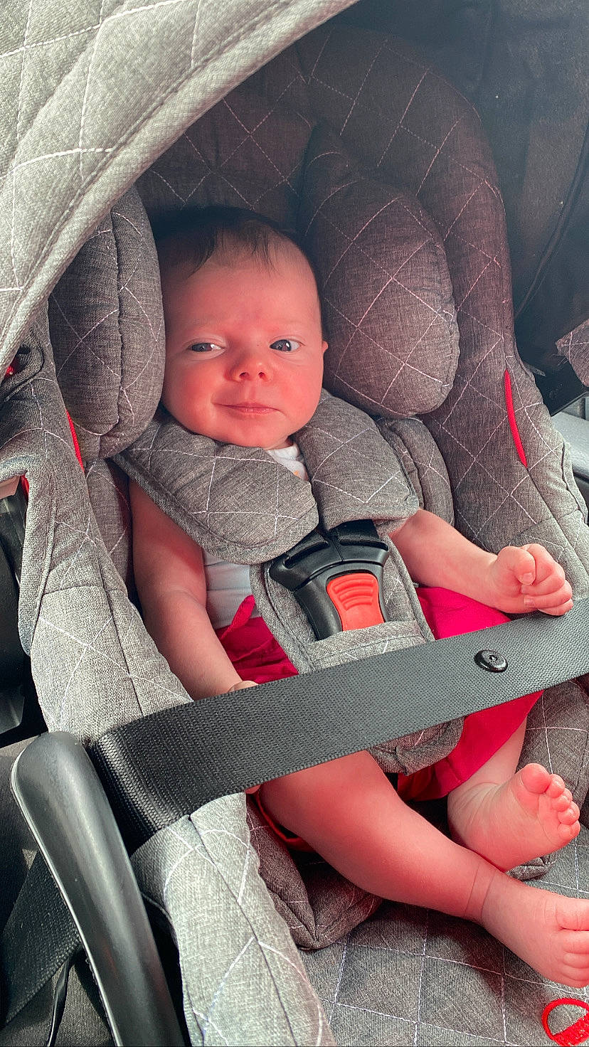 Lia participe au concours pour gagner de l'argent avec cette photo : auto_part, baby, baby_carriage, baby_products, baby_toddler_clothing, car_seat, cheek, chin, comfort, finger, hand, lap, mouth, person, product, seat_belt, sitting, skin, thigh, toddler