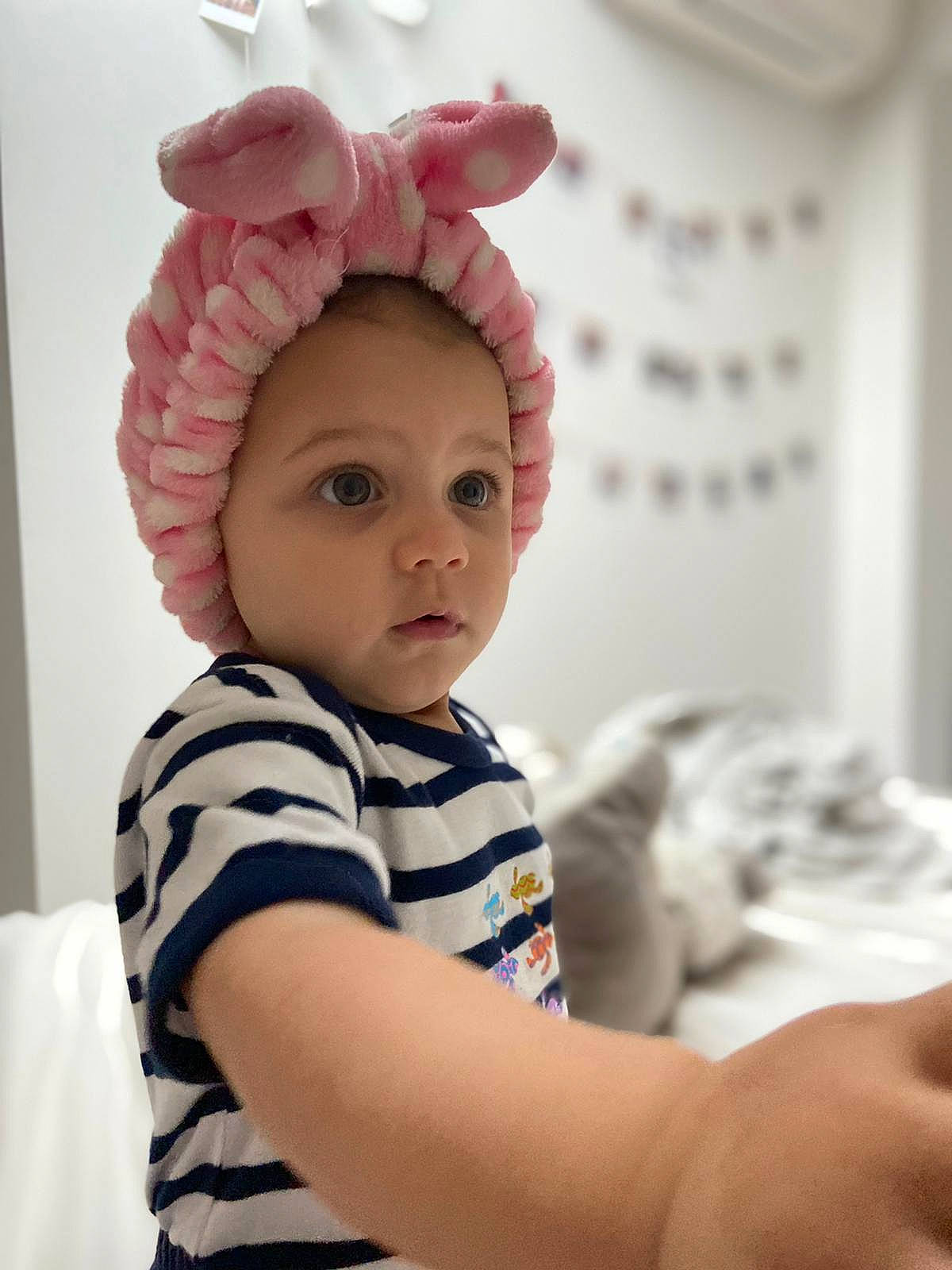 Mäylis a rejoint le concours — aidez-le/la à gagner de superbes lots ! baby, baby_toddler_clothing, cap, cheek, child, comfort, ear, eye, eyebrow, eyelash, face, flash_photography, happy, headgear, human, magenta, organ, person, skin, sleeve