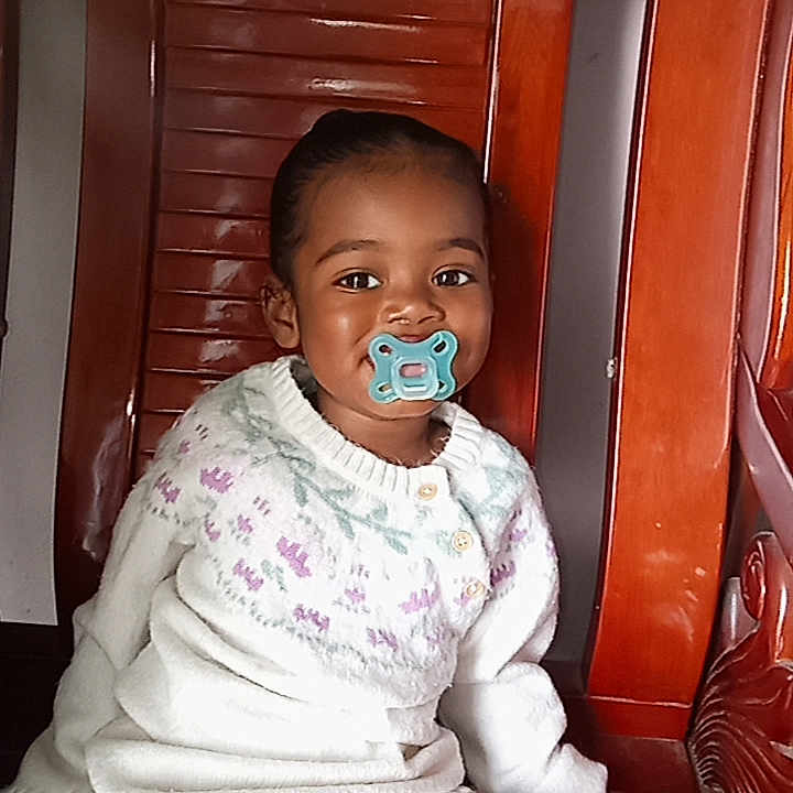 Keïlany participe au concours pour gagner de l'argent avec cette photo : baby, casual, child, comfort, cozy, cute, face, indoor, pacifier, playful, portrait, sitting, smiling, sticker, sweater, toddler, toy, white_clothing, wooden_chair, young_child