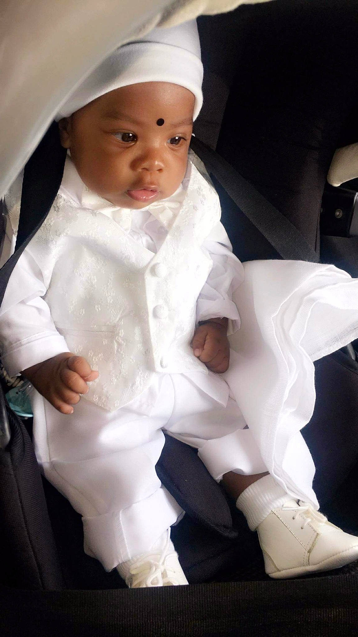 Jahyann a rejoint le concours — aidez-le/la à gagner de superbes lots ! child, costume, formal_wear, girl, gown, headwear, human, person, white