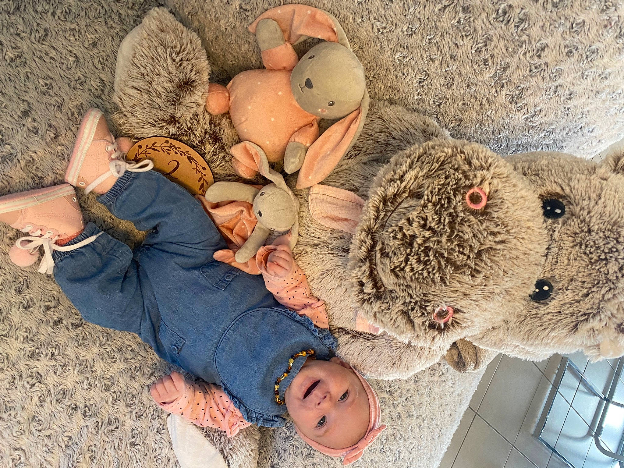 Lyna participe au concours pour gagner de l'argent avec cette photo : art, child, clothing, denim, dress, fun, hat, headgear, headwear, jeans, leisure, pattern, person, recreation, stuffed_toy, suit, sunglasses, teddy_bear, toy, tree