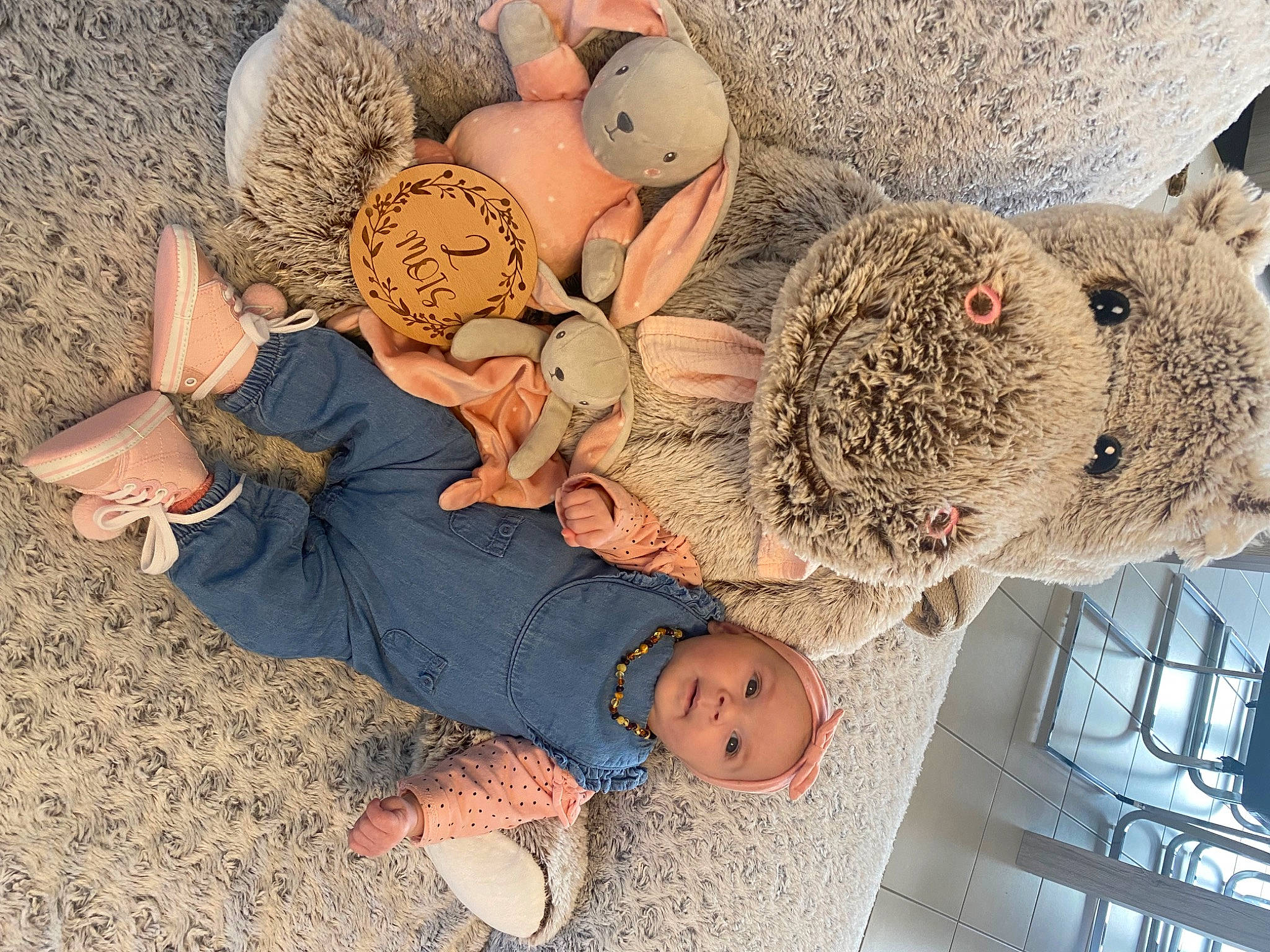 Lyna a rejoint le concours — aidez-le/la à gagner de superbes lots ! art, child, comfort, flooring, fun, happy, headwear, human_body, jeans, leg, linens, pattern, people_in_nature, person, plush, stuffed_toy, teddy_bear, textile, toddler, toy