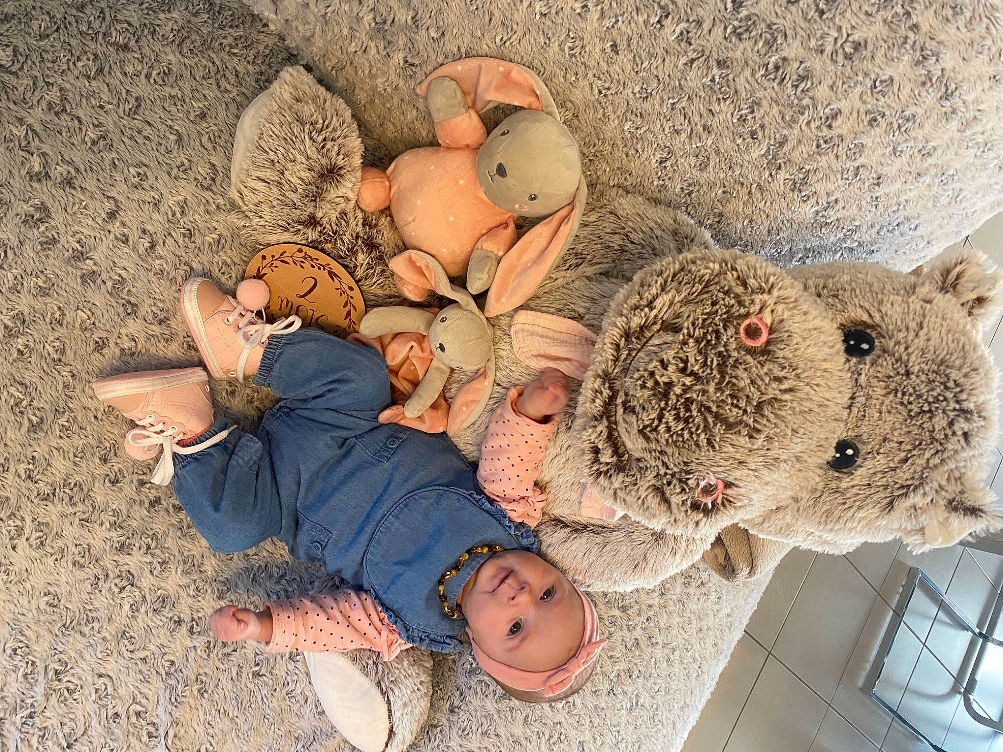 Lyna a rejoint le concours — aidez-le/la à gagner de superbes lots ! art, child, comfort, dress, fun, happy, headgear, headwear, landscape, linens, mammal, pattern, people, people_in_nature, person, plush, room, shelf, stuffed_toy, teddy_bear