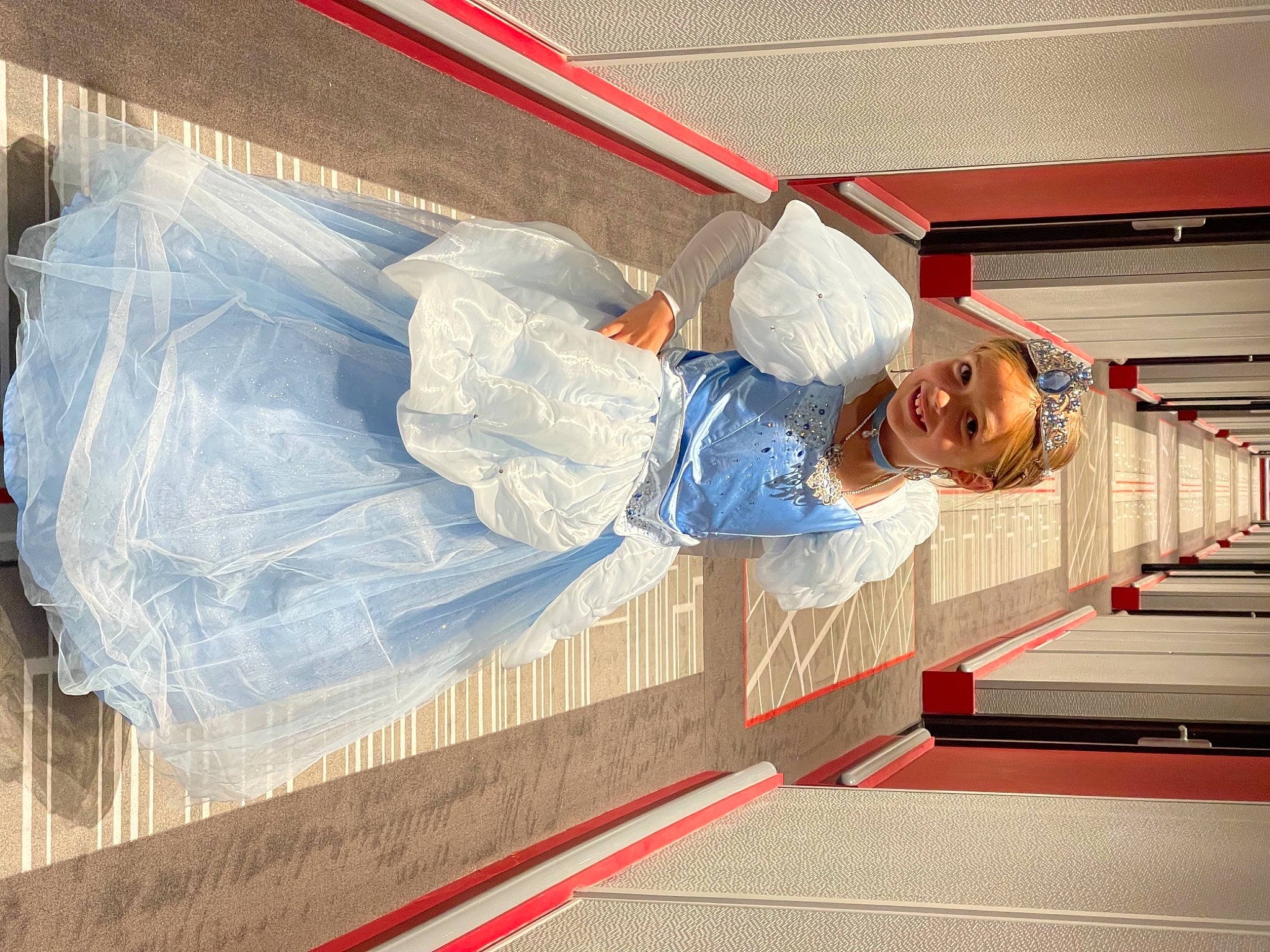 Saona a rejoint le concours — aidez-le/la à gagner de superbes lots ! composite_material, daylighting, elbow, electric_blue, flooring, fun, headwear, joy, leisure, person, slope, smile, stairs, t_shirt, wood