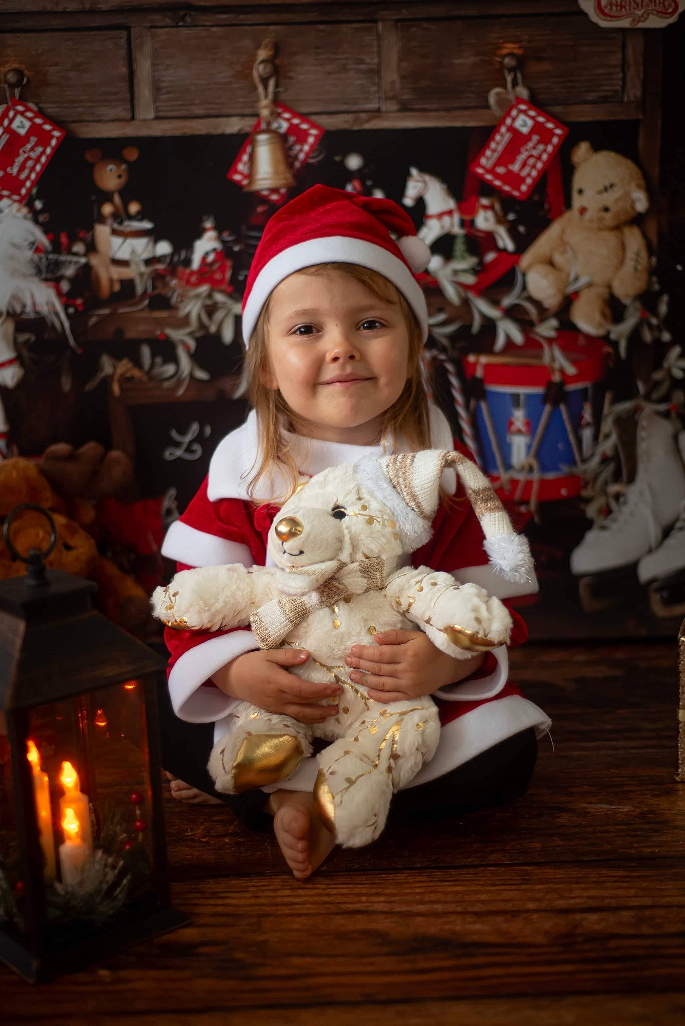 Jade a rejoint le concours — aidez-le/la à gagner de superbes lots ! child, christmas, christmas_eve, costume, costume_hat, event, fictional_character, fun, fur, happy, headwear, holiday, joy, lap, person, room, santa_claus, smile, stuffed_toy, toddler