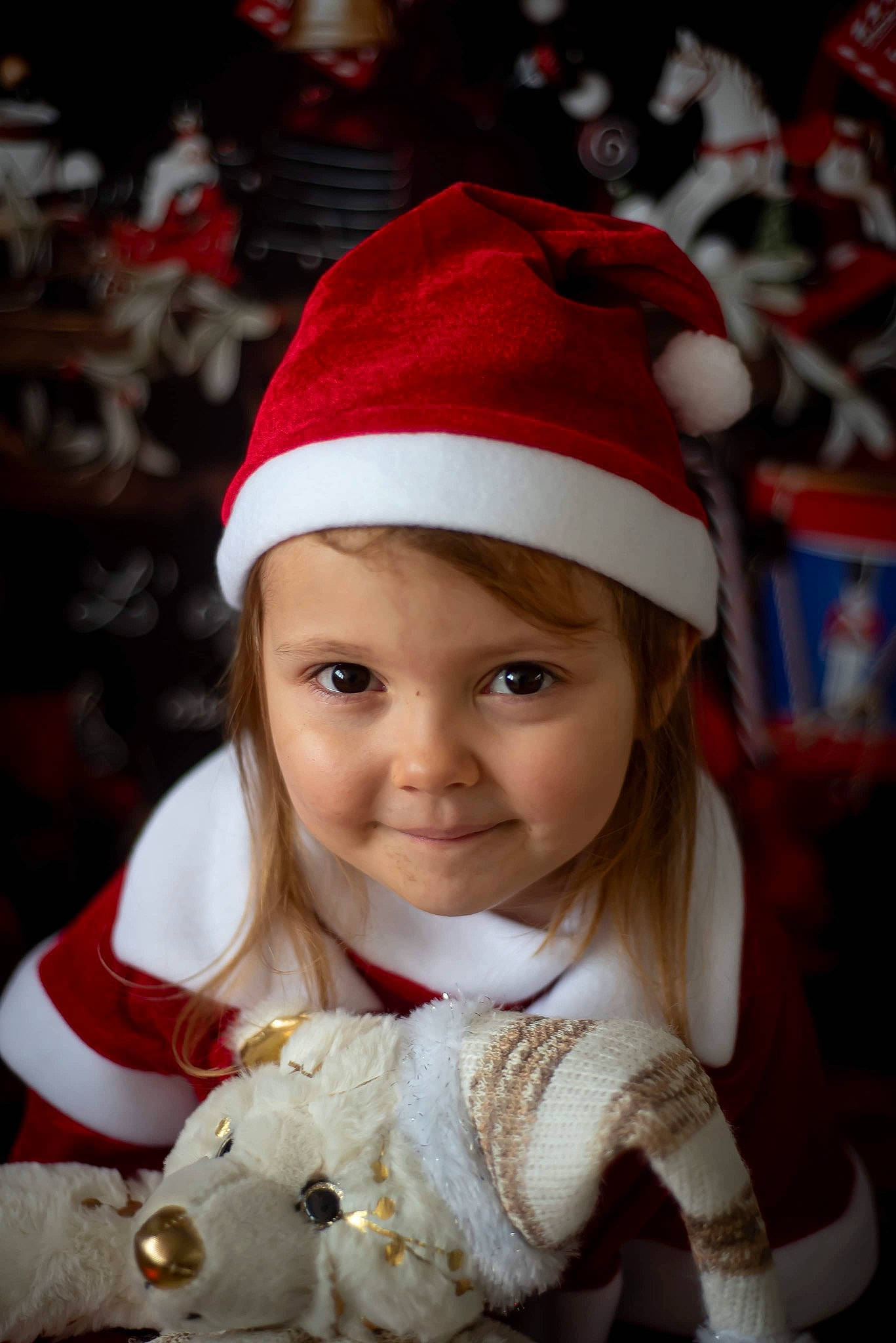 Jade participe au concours pour gagner de l'argent avec cette photo : cap, child, christmas, clothing, costume_hat, event, eye, facial_expression, fun, fur, happy, head, headgear, headwear, human_body, joy, knit_cap, lip, person, smile