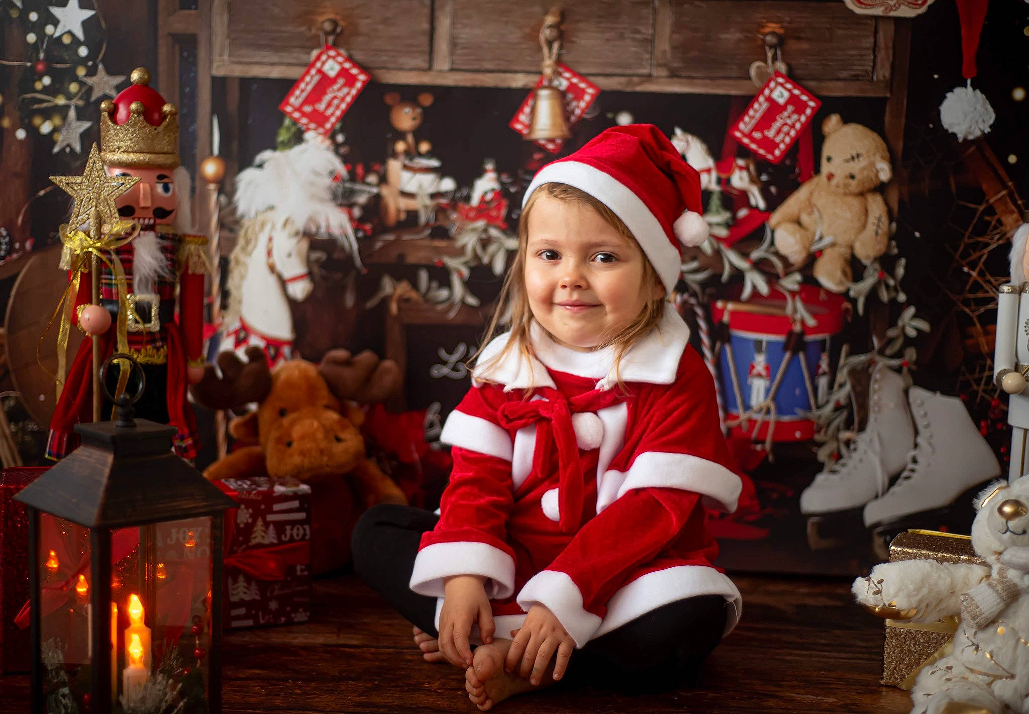 Jade participe au concours pour gagner de l'argent avec cette photo : christmas, christmas_decoration, christmas_eve, christmas_ornament, event, fictional_character, fun, happy, headwear, holiday, interior_design, joy, lap, person, recreation, santa_claus, smile, snapshot, social_group, toddler