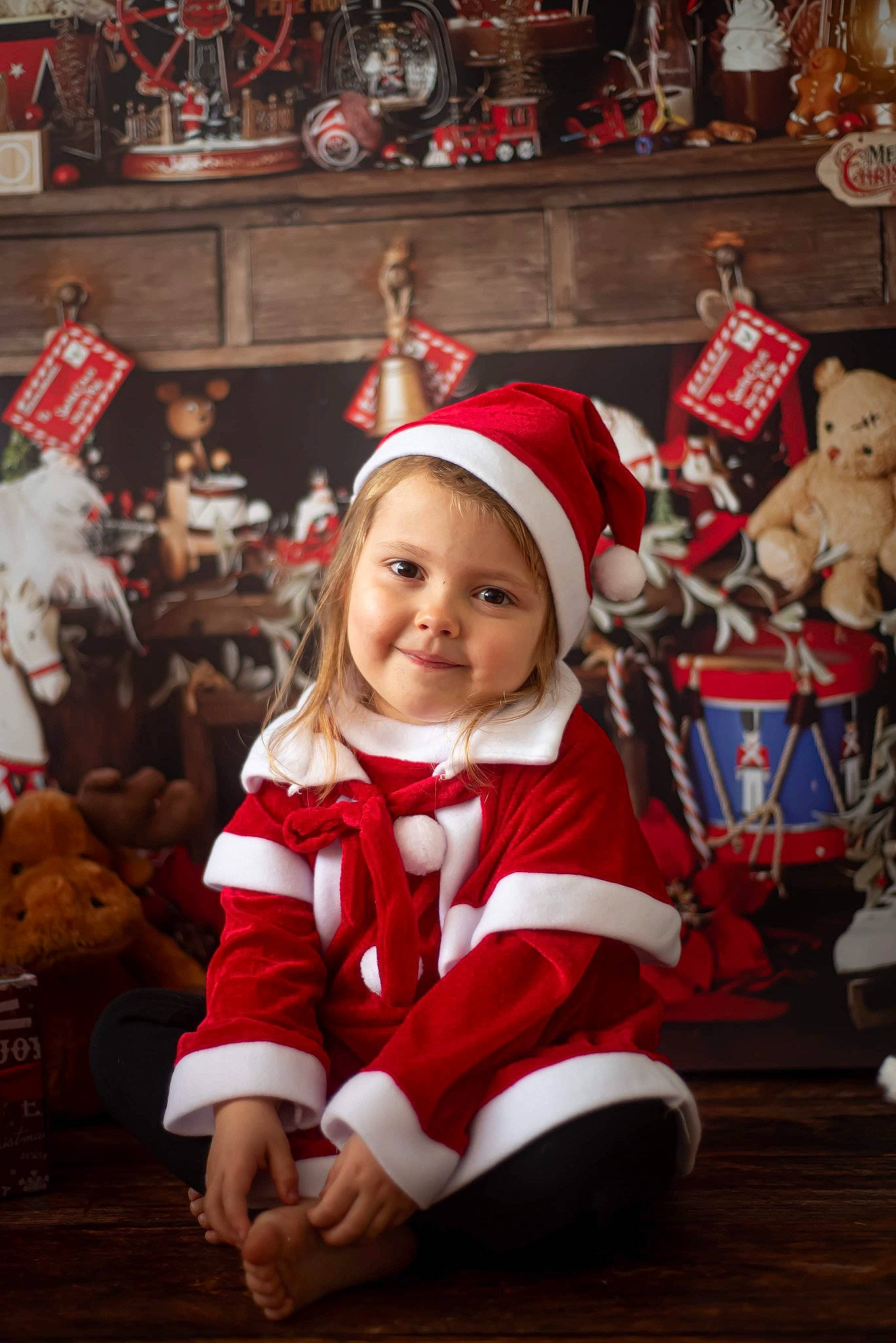 Jade a rejoint le concours — aidez-le/la à gagner de superbes lots ! chair, christmas, christmas_decoration, christmas_ornament, costume, costume_hat, event, fictional_character, fun, fur, happy, headwear, holiday, joy, lap, person, recreation, santa_claus, smile, toddler