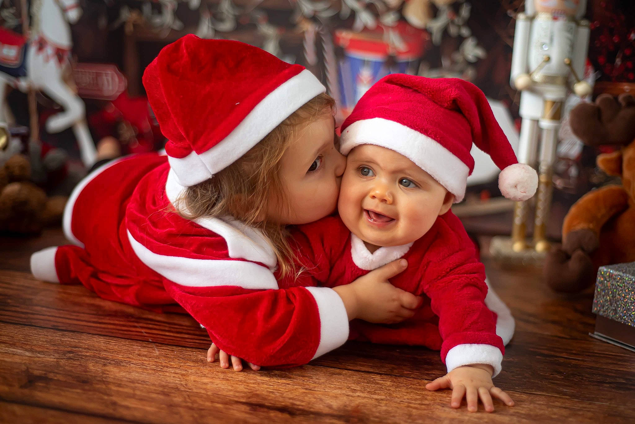 Abby participe au concours pour gagner de l'argent avec cette photo : baby, cap, child, christmas_eve, event, flooring, fun, grass, happy, head, headwear, holiday, human_body, kiss, people_in_nature, person, santa_claus, smile, toddler, tree
