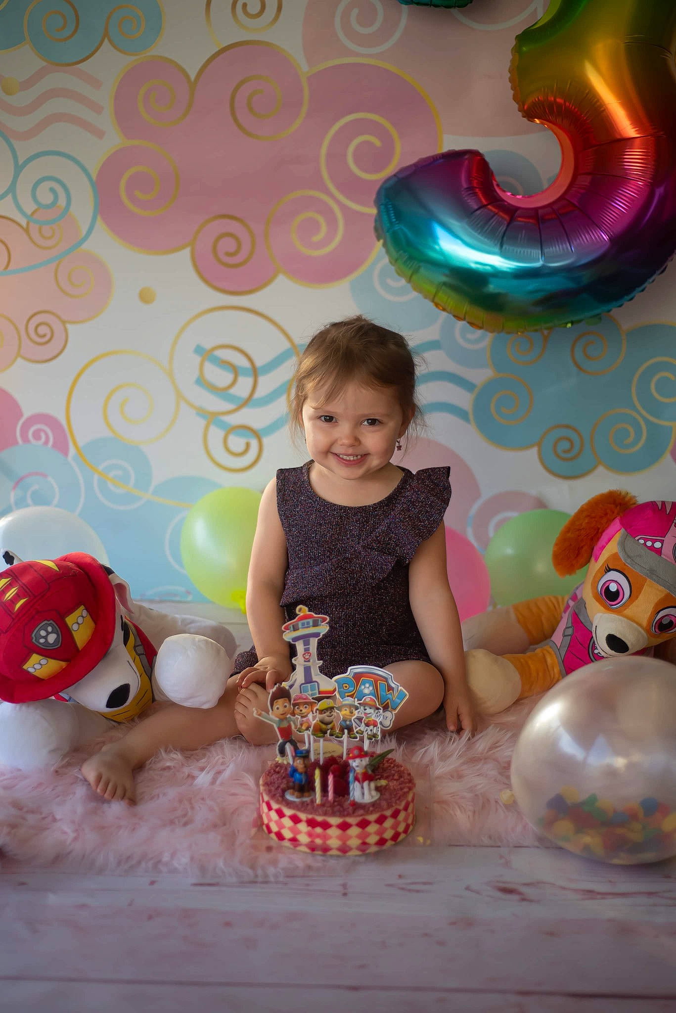 Jade participe au concours pour gagner de l'argent avec cette photo : birthday_party, cake, cake_decorating, cake_decorating_supply, child, dress, food, fun, happy, joy, lighting, orange, party_supply, people, person, pink, smile, sugar_cake, table, tableware