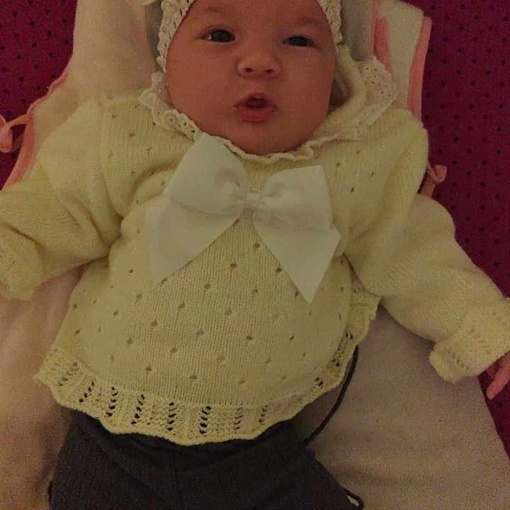 Inaya a rejoint le concours — aidez-le/la à gagner de superbes lots ! baby, bed, bonnet, cap, clothing, couch, cushion, face, furniture, glove, hat, head, homedecor, jeans, newborn, pants, person, photography, portrait, sleeping