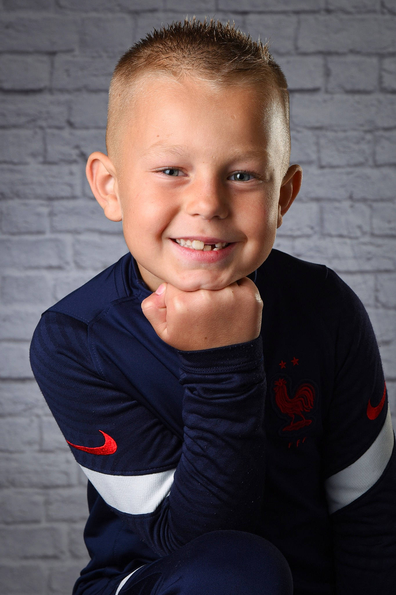 Aron a rejoint le concours — aidez-le/la à gagner de superbes lots ! brickwork, buzz_cut, caesar_cut, cheek, child, crew_cut, elbow, flash_photography, fun, hair, happy, joy, neck, person, personal_protective_equipment, sitting, skin, sleeve, smile, sportswear