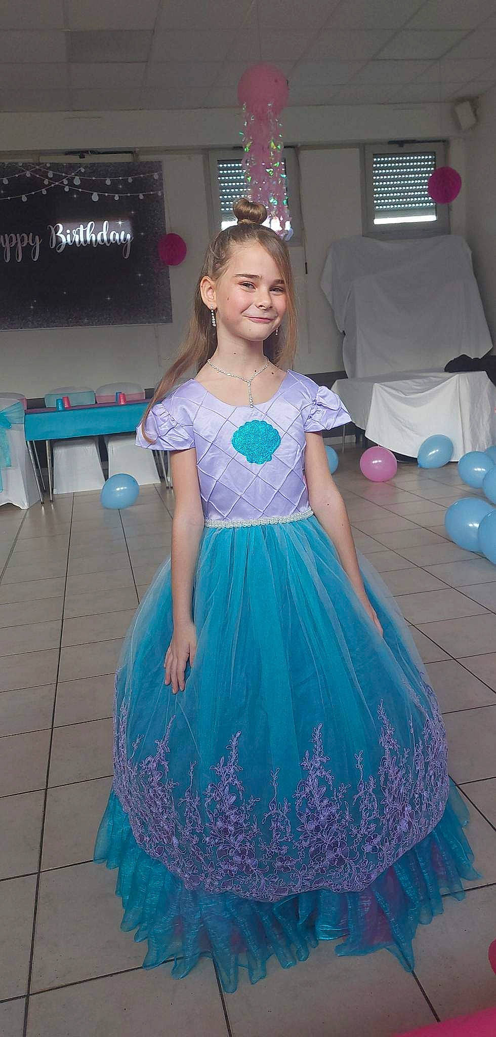 Margot a rejoint le concours — aidez-le/la à gagner de superbes lots ! aqua, azure, clothing, day_dress, dress, face, fashion_design, gown, hairstyle, joy, lighting, one_piece_garment, person, photograph, pink, purple, shoulder, sleeve, smile, textile