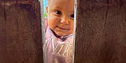 Victoire participe au concours pour gagner de l'argent avec cette photo : toddler, child, face, curious, playground, wood, yellow_bar, outdoor, blue_sky, smile, clothing, person, baby, cute, young_child, daylight, play, peek, portrait, fun