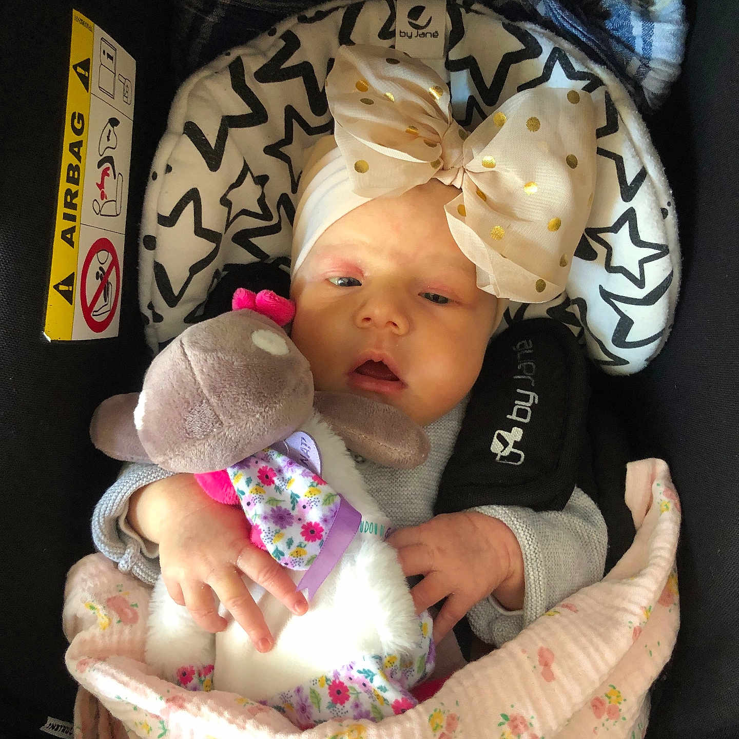 Eva a rejoint le concours — aidez-le/la à gagner de superbes lots ! architecture, baby, bed, blanket, building, clothing, cushion, face, furniture, hat, head, homedecor, hospital, newborn, person, photography, portrait, sleeping, teddybear, toy