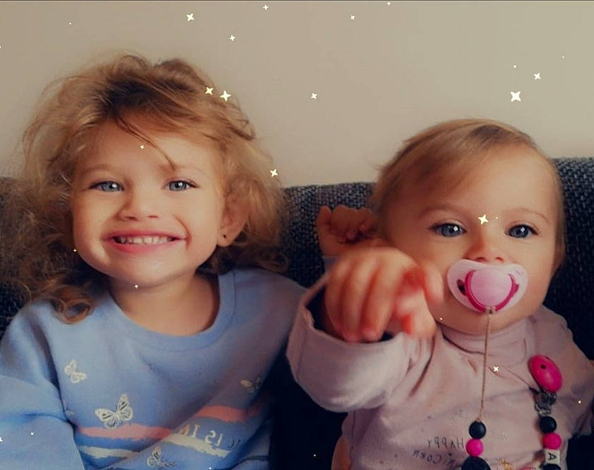 Thalya a rejoint le concours — aidez-le/la à gagner de superbes lots ! baby_toddler_clothing, cheek, chin, ear, eyebrow, eyelash, gesture, hair, hand, happy, head, iris, joy, lip, mouth, nose, person, pink, skin, sleeve