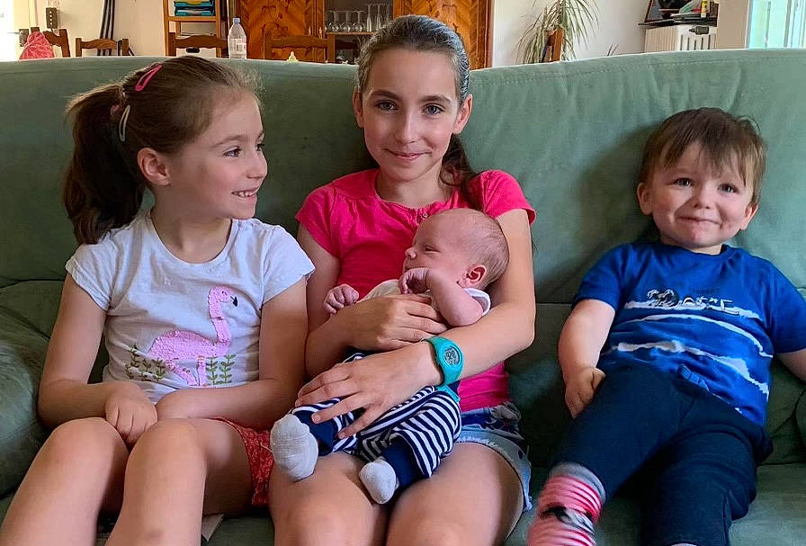 Oriane participe au concours pour gagner de l'argent avec cette photo : baby_toddler_clothing, clothing, comfort, couch, eye, furniture, happy, head, human_body, interaction, iris, joy, lap, leg, leisure, mouth, person, shorts, skin, smile