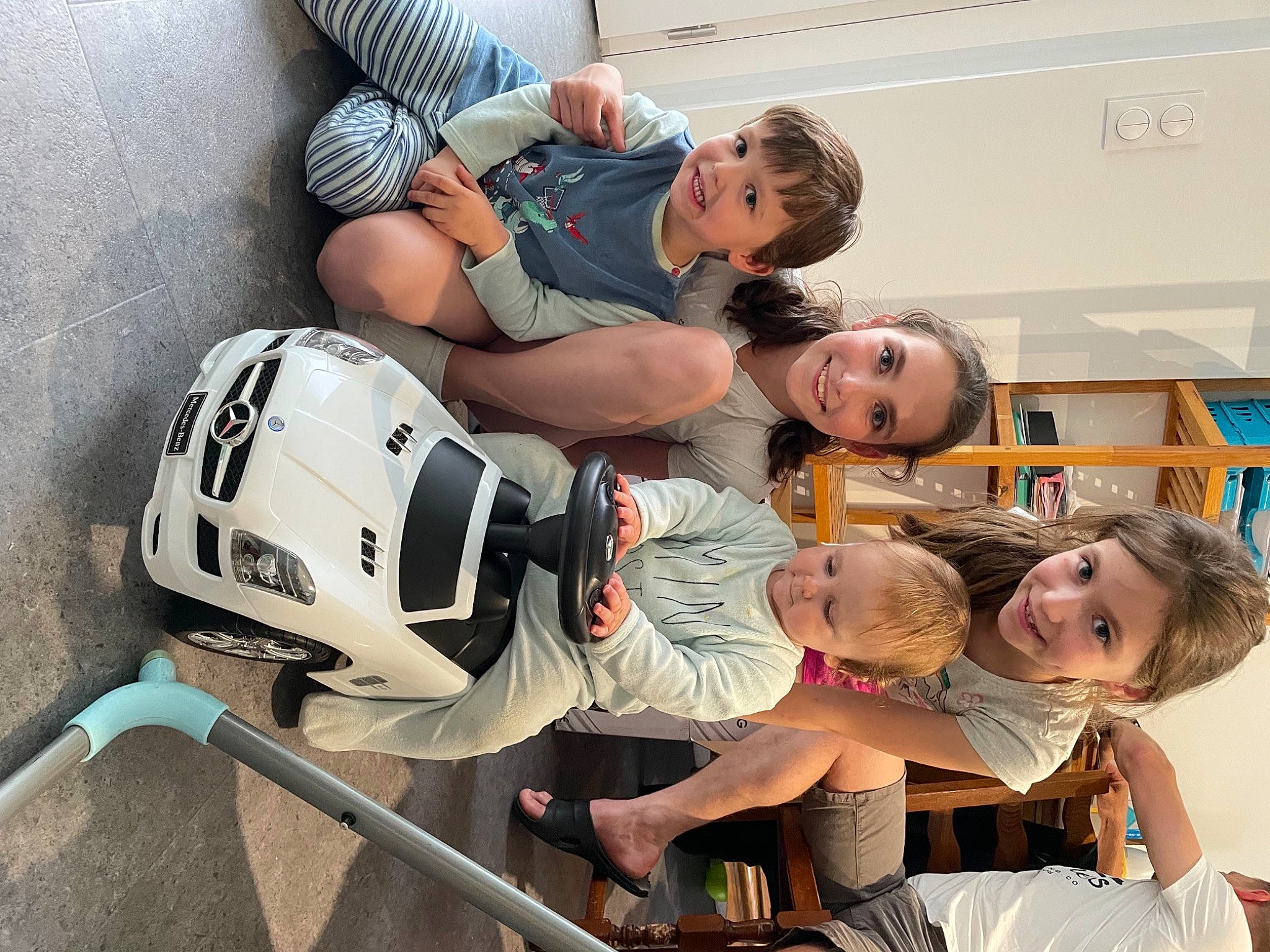 Oriane participe au concours pour gagner de l'argent avec cette photo : arm, backpack, bookcase, child, comfort, eye, face, fun, happy, helmet, joy, leisure, luggage_and_bags, person, personal_protective_equipment, shelf, shorts, smile, snapshot, sports_gear