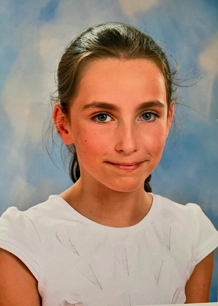 Oriane participe au concours pour gagner de l'argent avec cette photo : blond, brown_hair, cheek, chin, cloud, electric_blue, eye, eyebrow, eyelash, flash_photography, forehead, fun, gesture, happy, iris, jaw, joy, lip, person, sky