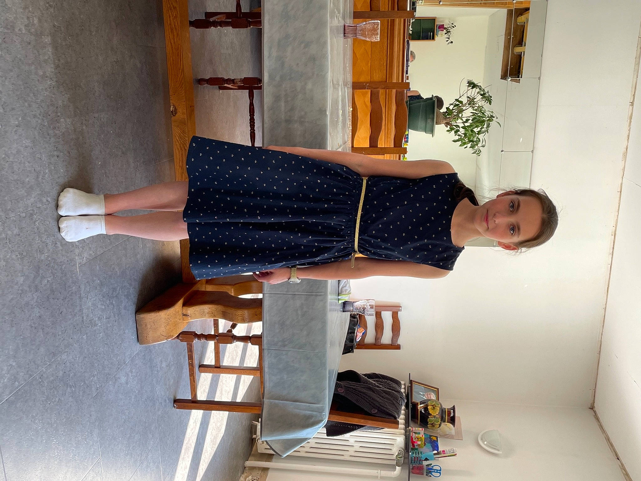 Oriane a rejoint le concours — aidez-le/la à gagner de superbes lots ! armrest, balance, cleanliness, comfort, composite_material, elbow, fashion_design, hardwood, houseplant, human_leg, knee, person, plant, room, shoulder, sitting, smile, thigh, waist, wood