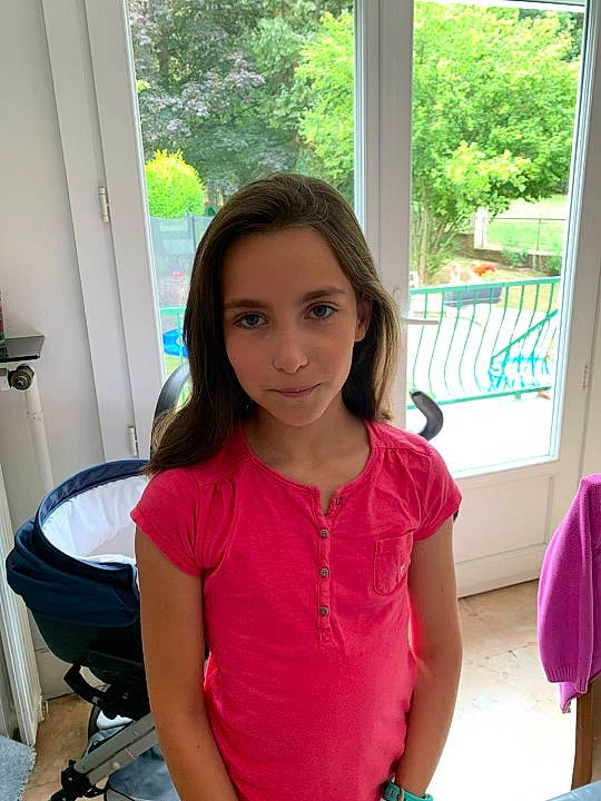 Oriane participe au concours pour gagner de l'argent avec cette photo : chair, chest, fun, hair, happy, human_body, leisure, long_hair, magenta, person, plant, room, sitting, sleeve, summer, t_shirt, tree, trunk, vacation, waist