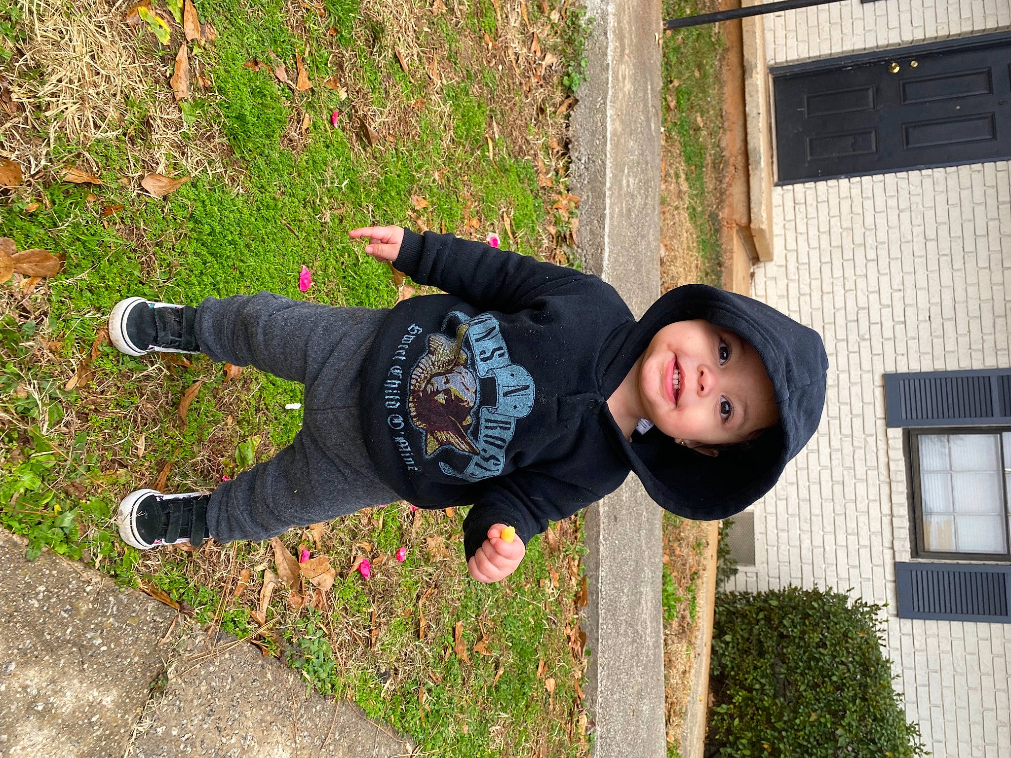 Maite is registered to the contest to win money with this photo: child, fun, grass, grass_family, happy, hat, headwear, house, lawn, leisure, people_in_nature, person, plant, recreation, smile, street_fashion, sun_hat, t_shirt, toddler, tree