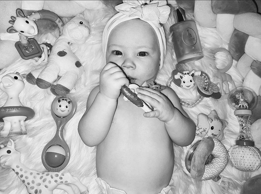 Ohäna a rejoint le concours — aidez-le/la à gagner de superbes lots ! baby, black_and_white, cheek, facial_expression, finger, flash_photography, fun, gesture, happy, headgear, iris, monochrome, mouth, organ, person, photograph, style, textile, toddler, toy