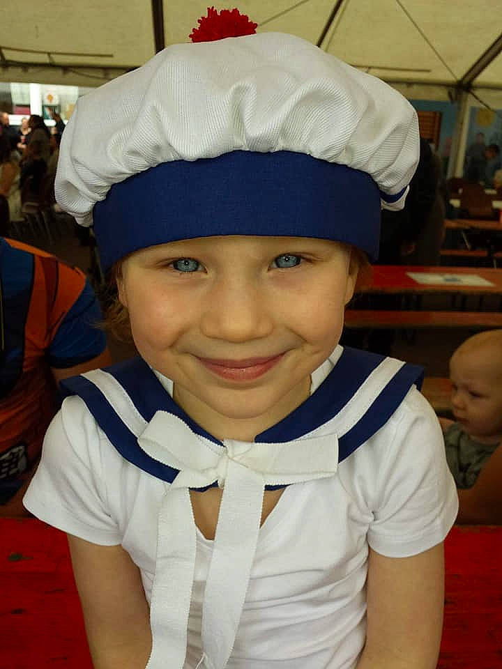 Kyarra a rejoint le concours — aidez-le/la à gagner de superbes lots ! boy, cap, child, cool, costume, facial_expression, fashion_accessory, fun, girl, hair_accessory, hat, head, headgear, headwear, joy, person, product, smile