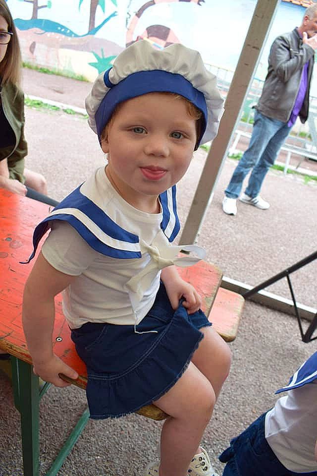 Layanna participe au concours pour gagner de l'argent avec cette photo : abdomen, child, clothing, cool, day, fashion_accessory, fun, girl, happiness, hat, headgear, leg, person, product, skin, smile, snapshot, toddler, uniform, vacation