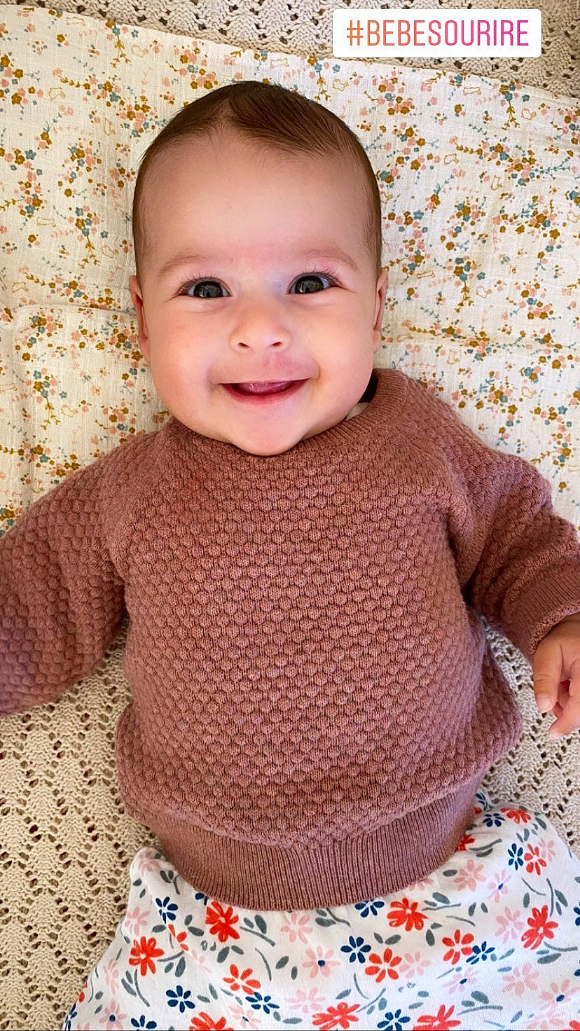 Esmée a rejoint le concours — aidez-le/la à gagner de superbes lots ! baby, baby_toddler_clothing, cheek, clothing, creative_arts, eye, face, happy, head, iris, joy, lip, neck, organ, outerwear, person, pink, product, skin, sleeve