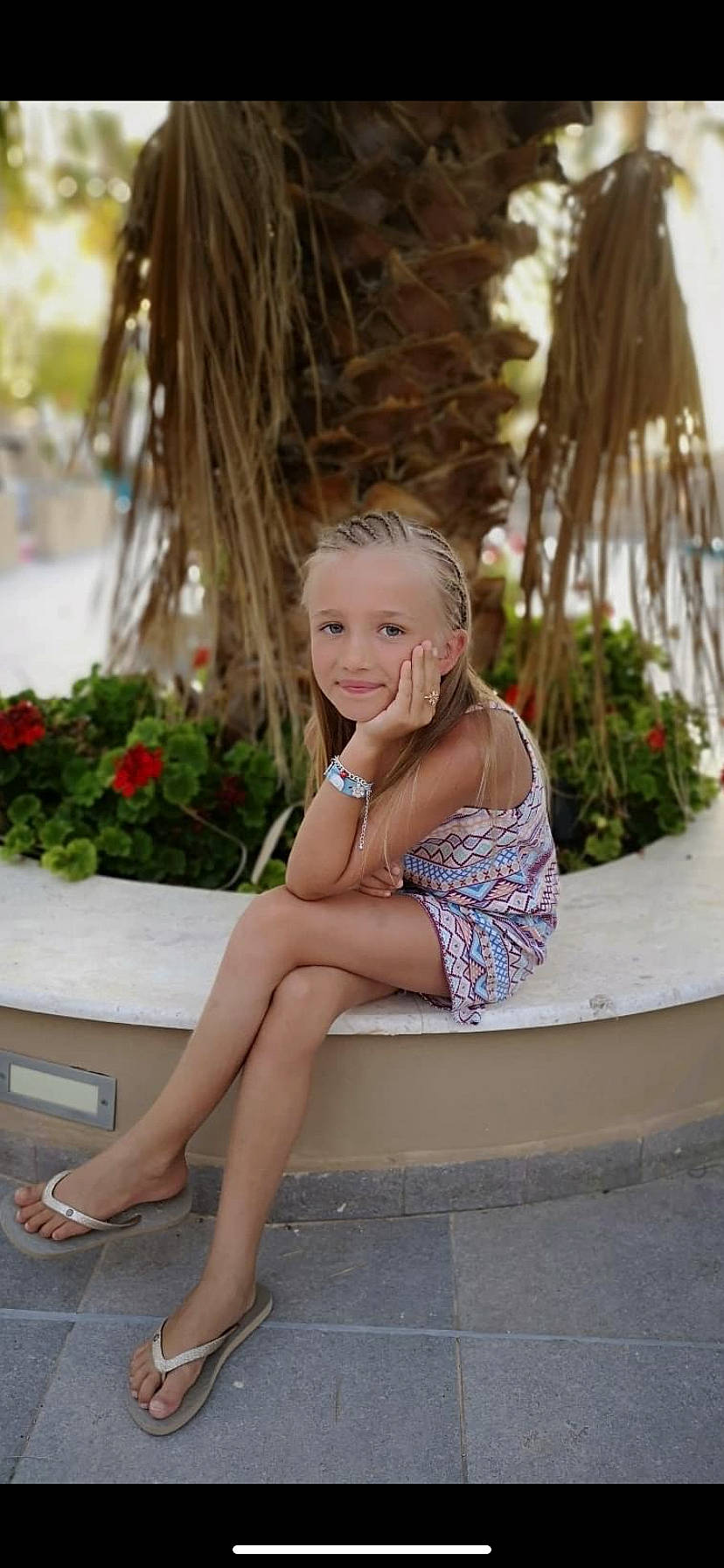 Manon participe au concours pour gagner de l'argent avec cette photo : arecales, barefoot, beauty, brown_hair, dress, eye, flower, foot, grass, happy, human_leg, joy, leisure, person, plant, sandal, sitting, smile, summer, thigh