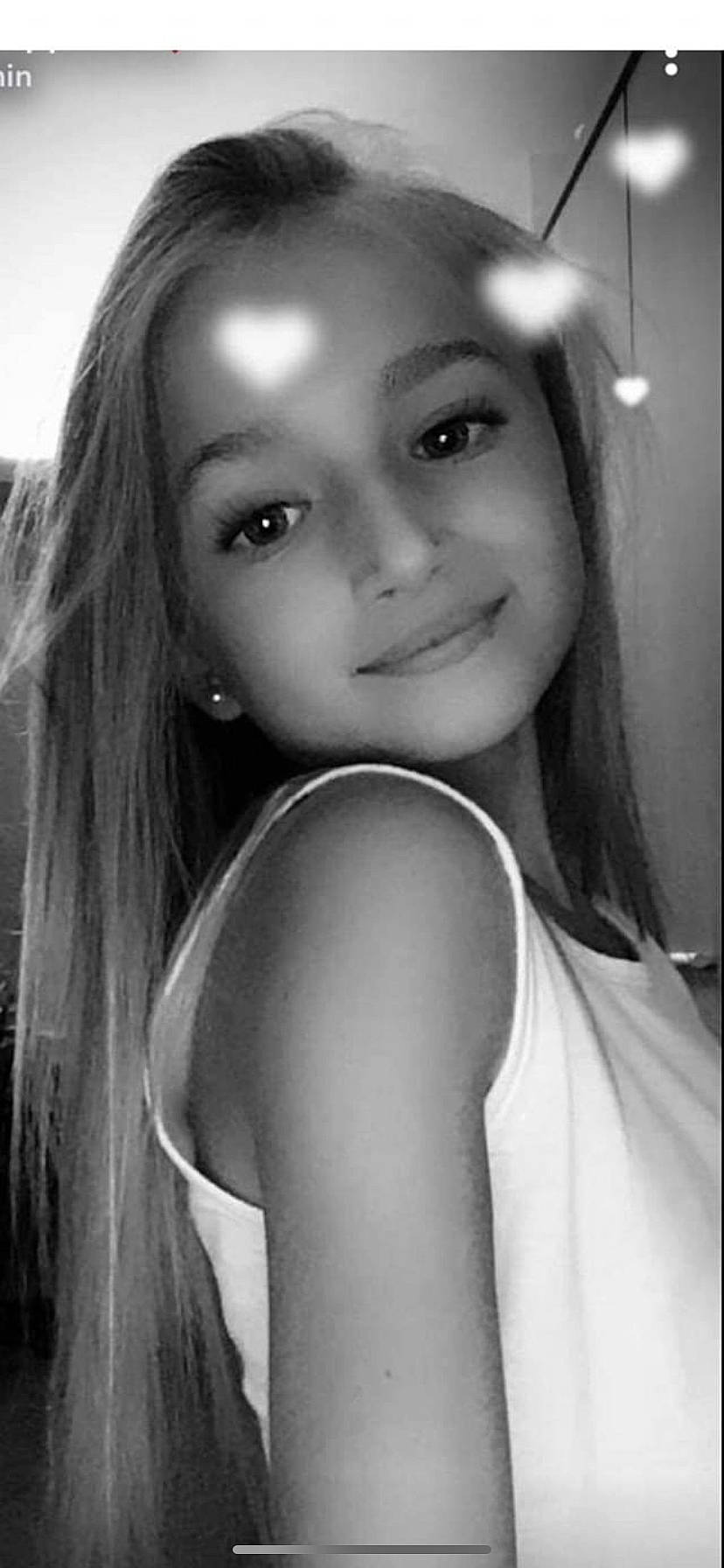 Manon participe au concours pour gagner de l'argent avec cette photo : black, cheek, eye, eyebrow, eyelash, face, flash_photography, hair, hairstyle, jaw, joy, lip, mouth, neck, nose, organ, person, photograph, shoulder, skin