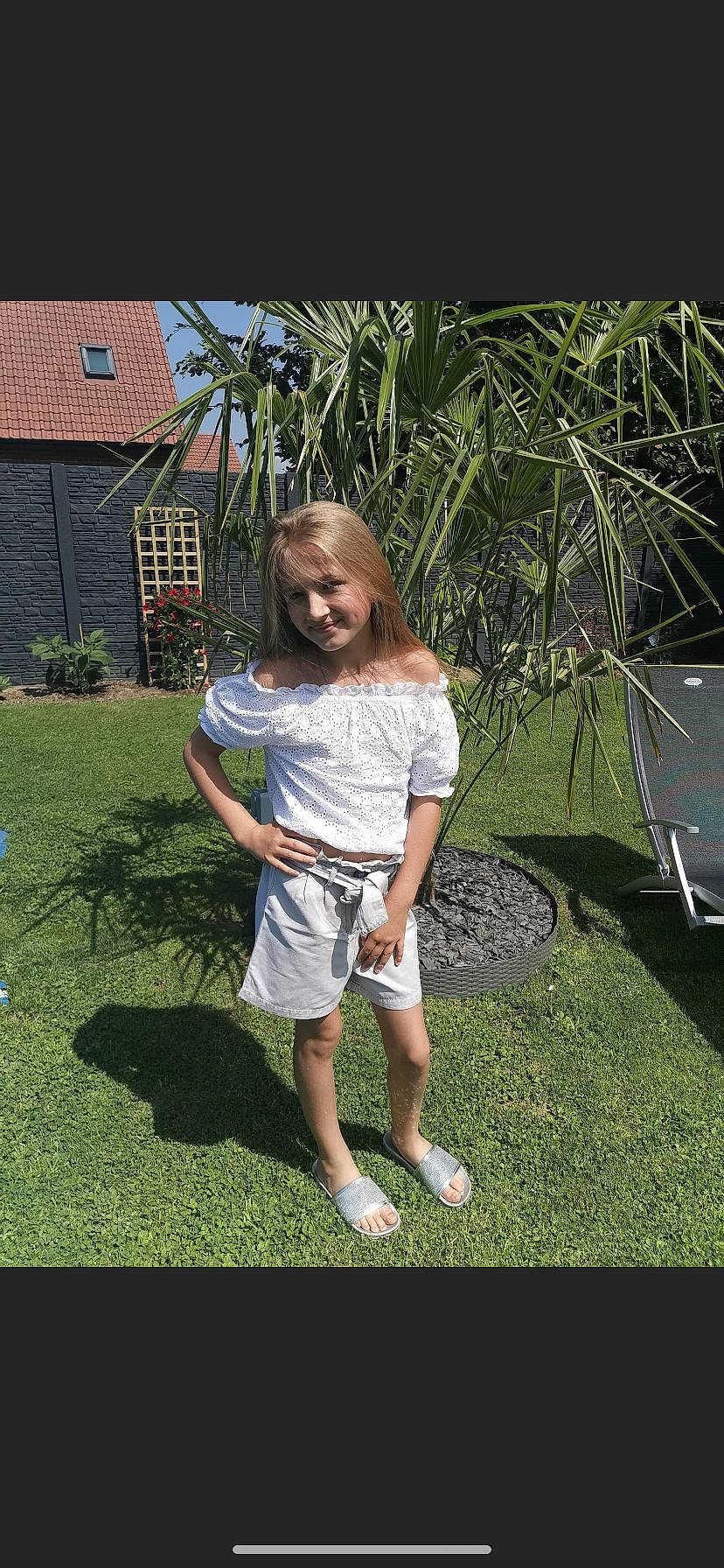 Manon a rejoint le concours — aidez-le/la à gagner de superbes lots ! arecales, barefoot, fun, garden, grass, grass_family, grassland, happy, joy, lawn, leaf, leisure, people_in_nature, person, plant, recreation, sandal, shorts, smile, t_shirt