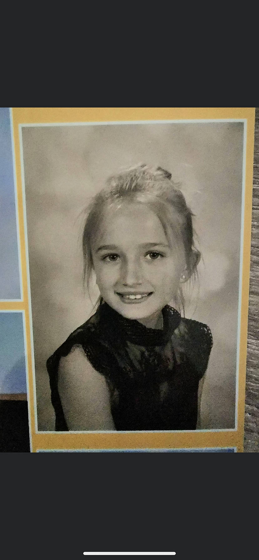 Manon participe au concours pour gagner de l'argent avec cette photo : art, blond, cheek, child, eyebrow, face, fun, hair, hairstyle, happy, iris, joy, monochrome, monochrome_photography, person, picture_frame, portrait_photography, room, smile, toddler