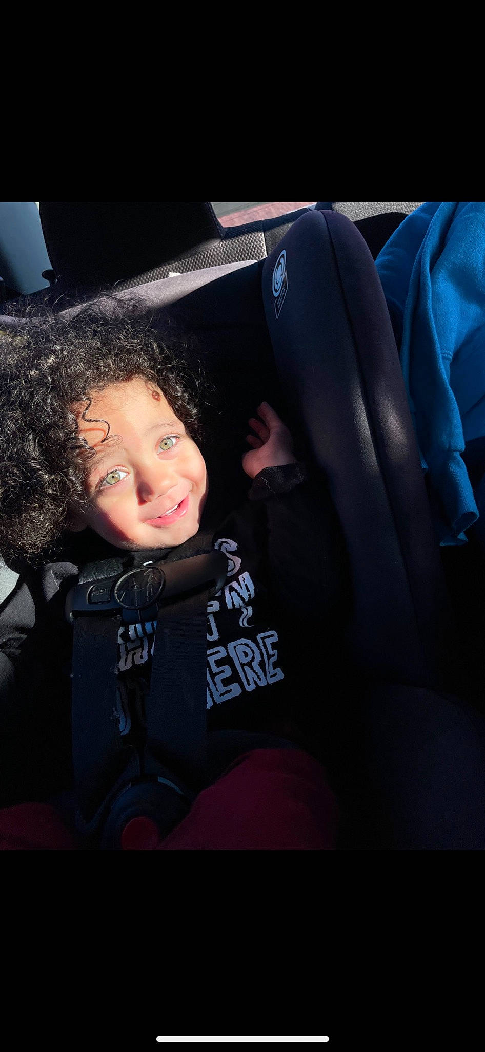 Khamari is registered to the contest to win money with this photo: auto_part, automotive_design, car_seat, car_seat_cover, child, comfort, electric_blue, family_car, flash_photography, fun, gesture, happy, head_restraint, luxury_vehicle, motor_vehicle, person, sitting, smile, steering_wheel, toddler