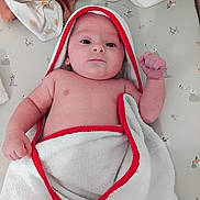 Mathéo a rejoint le concours — aidez-le/la à gagner de superbes lots ! baby, baby_gesture, bare_chest, changing_mat, child, cute, fresh, indoor, infant, lying_down, newborn, patterned_mat, portrait, raised_fist, red_trim, resting, skin, small_hand, soft_towel, towel