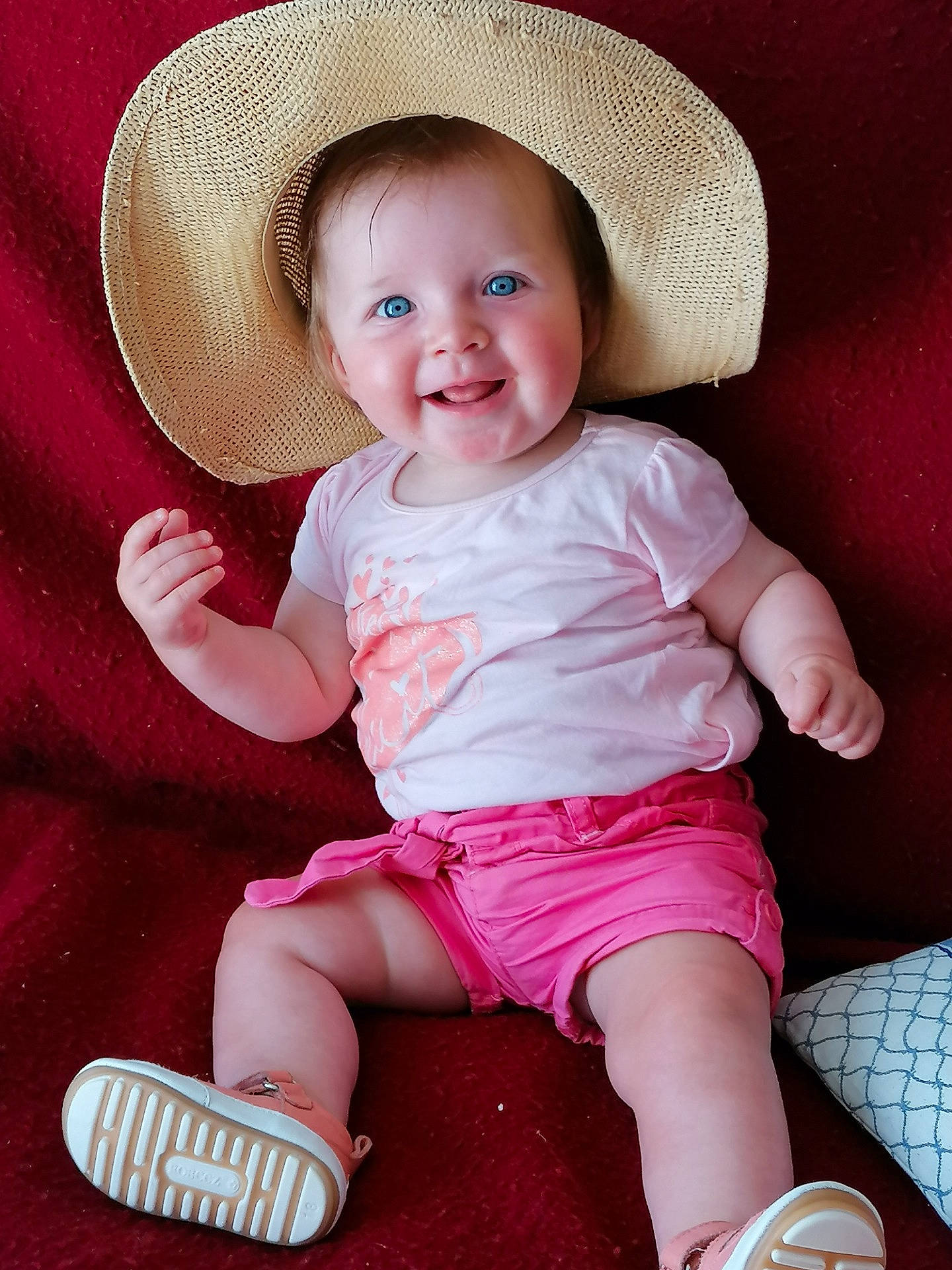 Julia participe au concours pour gagner de l'argent avec cette photo : baby, baby_toddler_clothing, cheek, eye, face, facial_expression, hat, head, joy, lip, magenta, organ, person, pink, product, shorts, skin, sleeve, smile, sun_hat