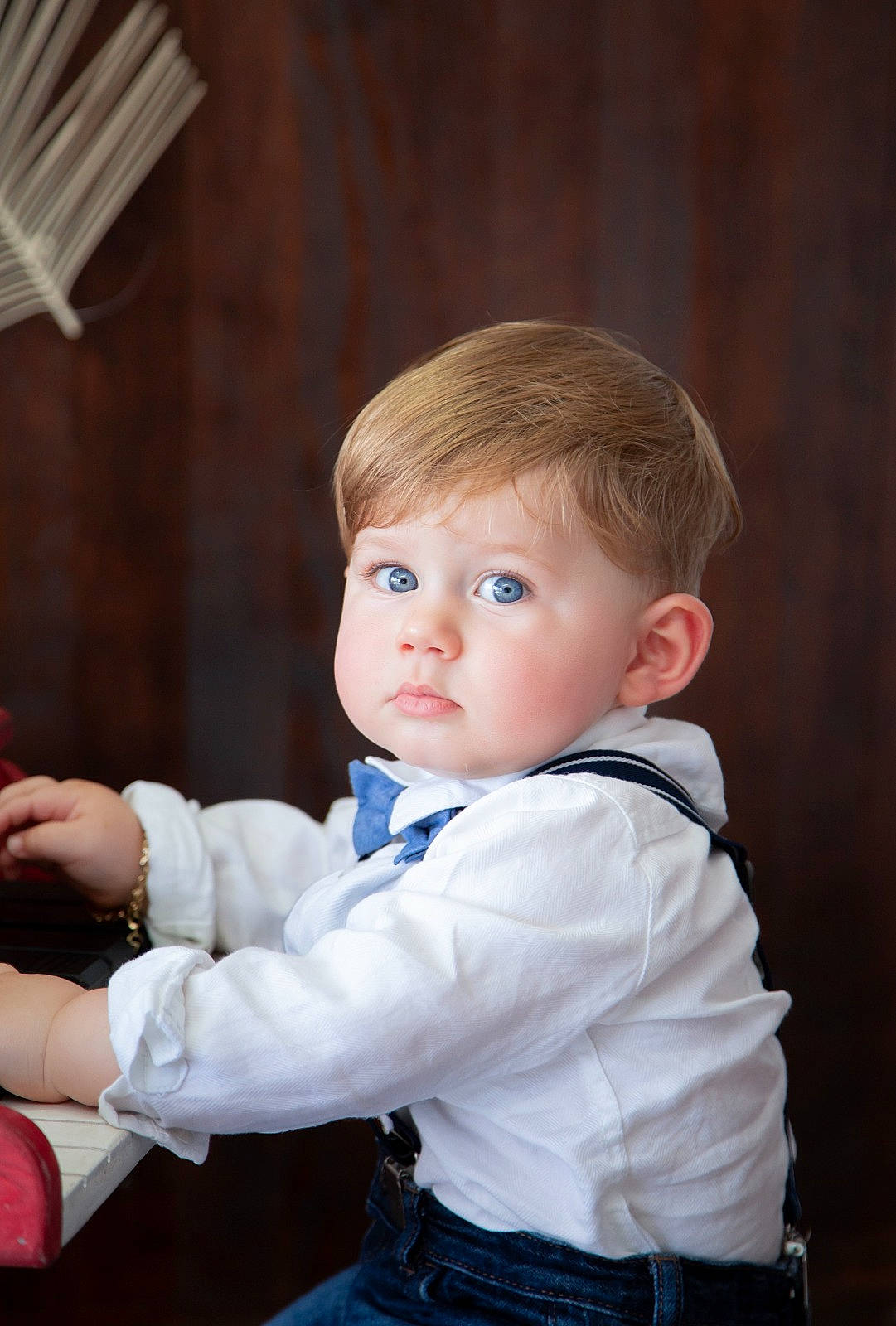Eymen a rejoint le concours — aidez-le/la à gagner de superbes lots ! arm, baby, baby_toddler_clothing, blond, cheek, child, denim, electric_blue, eye, flash_photography, fun, gesture, happy, jeans, person, shoulder, sitting, skin, sleeve, toddler