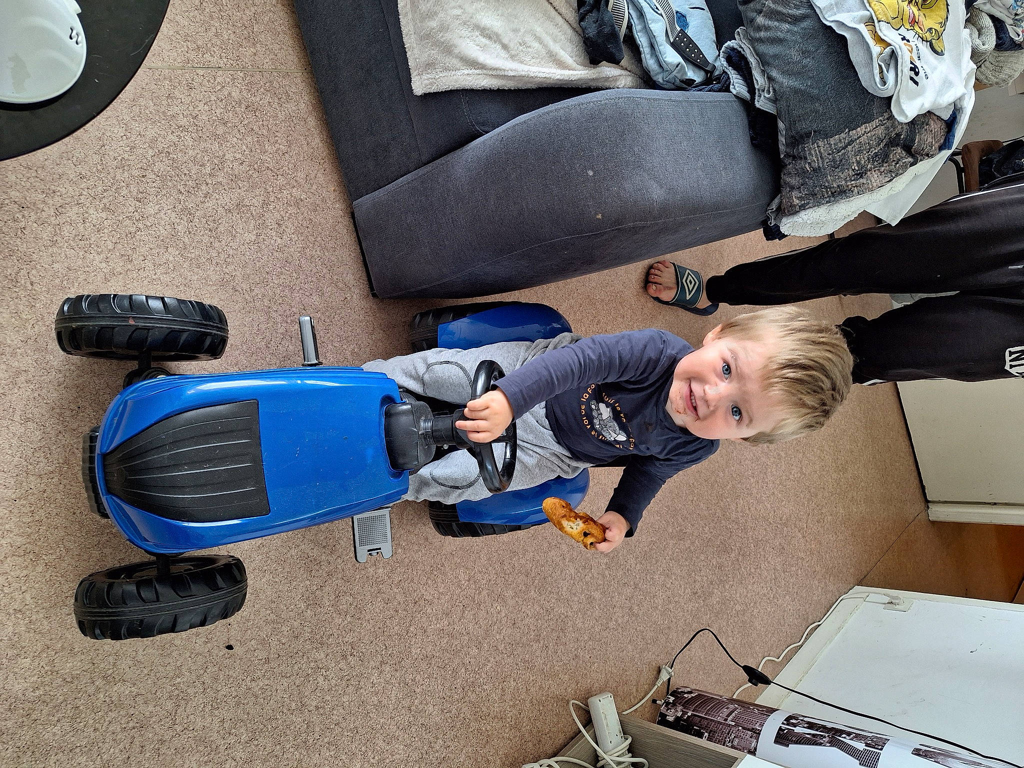 Mayron a rejoint le concours — aidez-le/la à gagner de superbes lots ! auto_part, automotive_design, automotive_exterior, baby_products, child, comfort, electric_blue, flooring, joy, machine, motor_vehicle, person, product, shoe, sitting, skateboard, smile, sneakers, sports_equipment, toddler