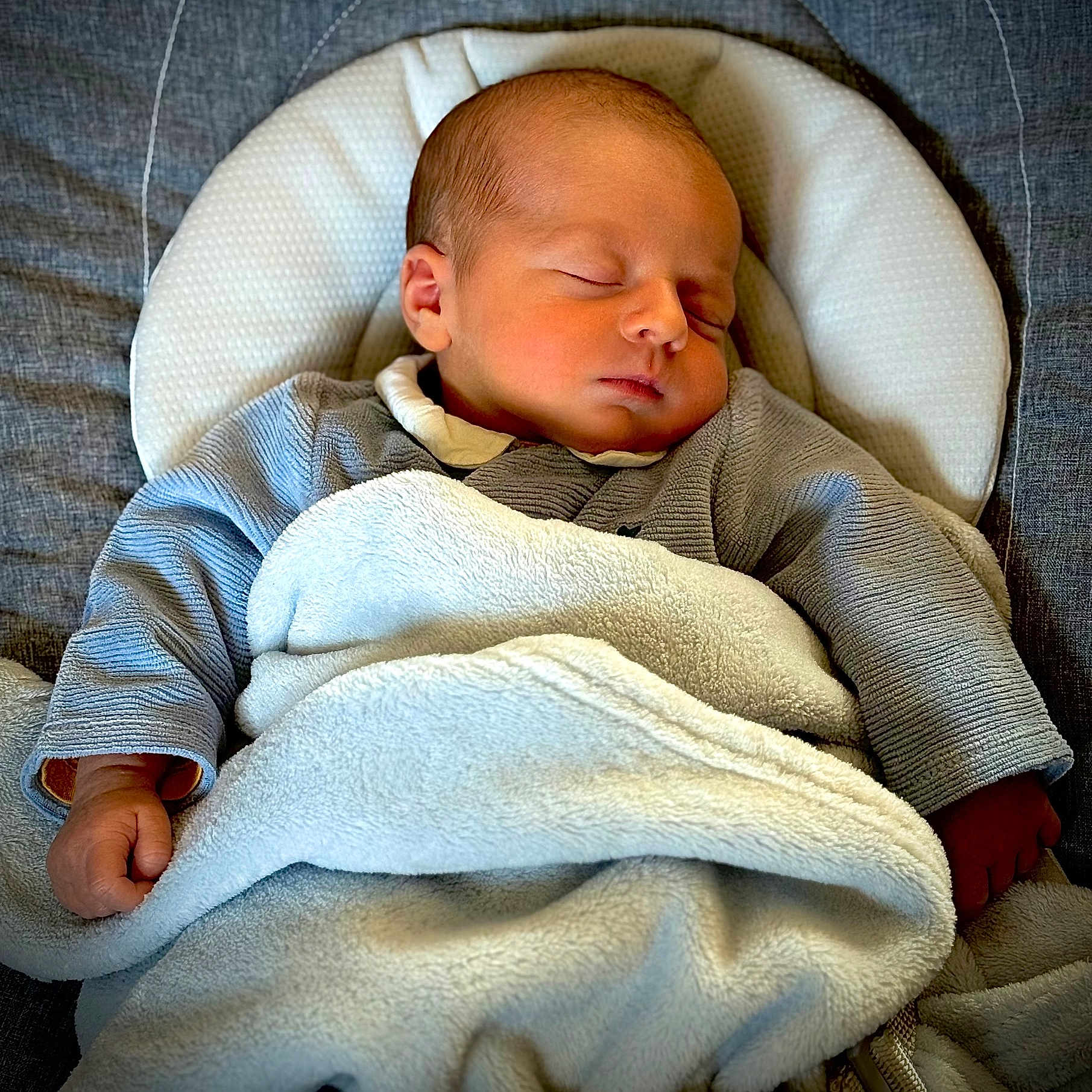 Lucien a rejoint le concours — aidez-le/la à gagner de superbes lots ! baby, baby_seat, blanket, cheek, clothing, cozy, cushion, cute, face, hand, head, indoor, infant, newborn, peaceful, portrait, resting, sleeping, soft_texture, swaddle