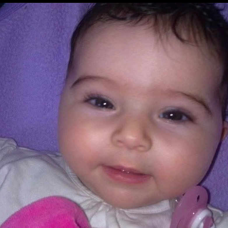 Tessa a rejoint le concours — aidez-le/la à gagner de superbes lots ! baby, blanket, cheeks, child, closeup, cute, face, happy, human, indoors, infant, lying_down, pacifier, pink_toy, portrait, purple, smiling, soft_texture, white_clothing, young