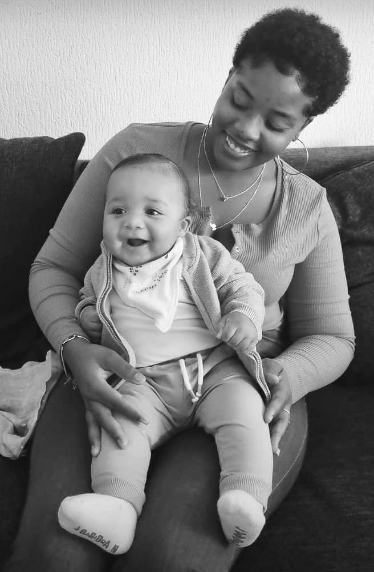 Jahriel a rejoint le concours — aidez-le/la à gagner de superbes lots ! arm, baby, black_and_white, cheek, child, comfort, couch, elbow, flash_photography, fun, gesture, hand, happy, joy, leg, monochrome, monochrome_photography, person, skin, smile